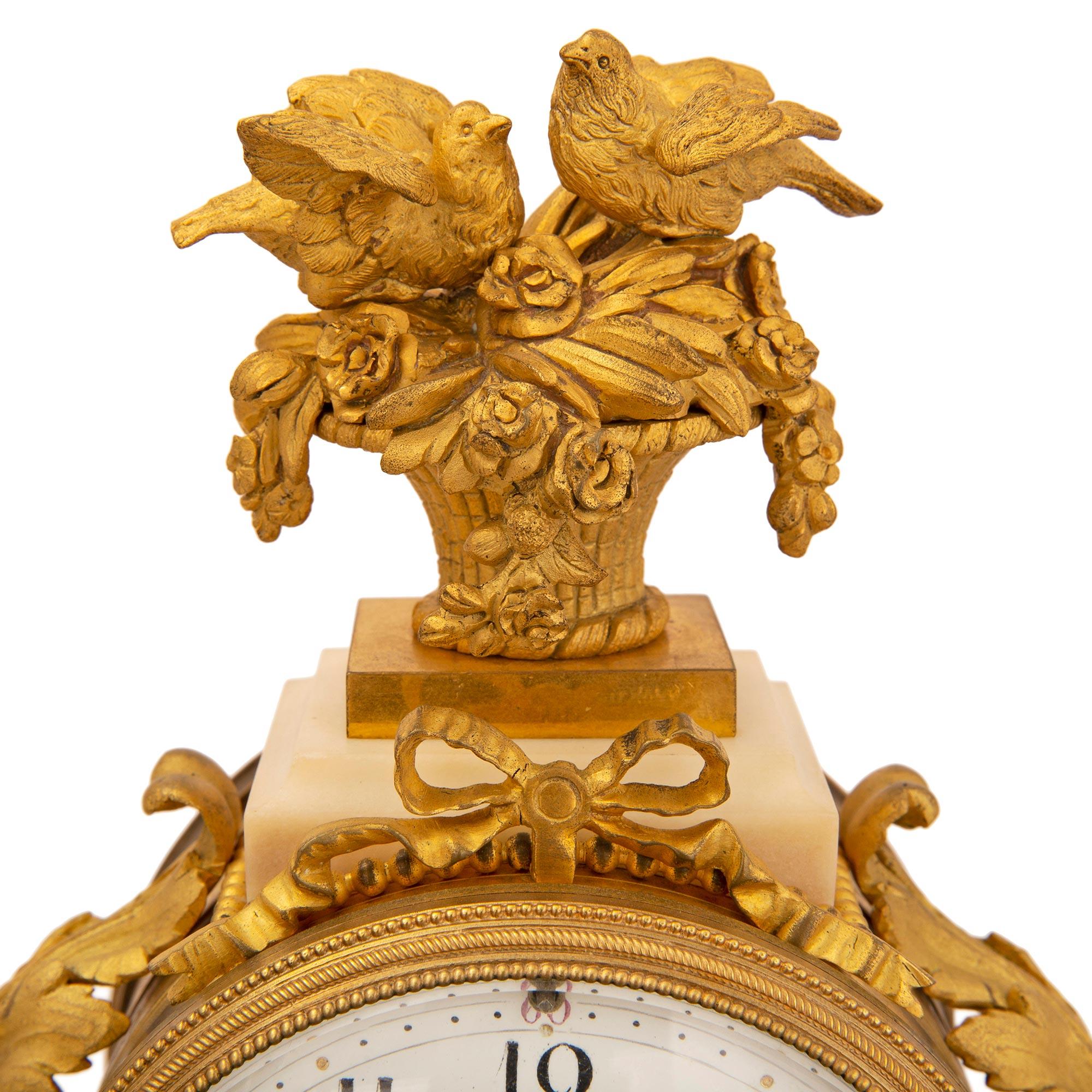 Bronze doré Horloge française du 19ème siècle de style Louis XVI en marbre et bronze doré en vente
