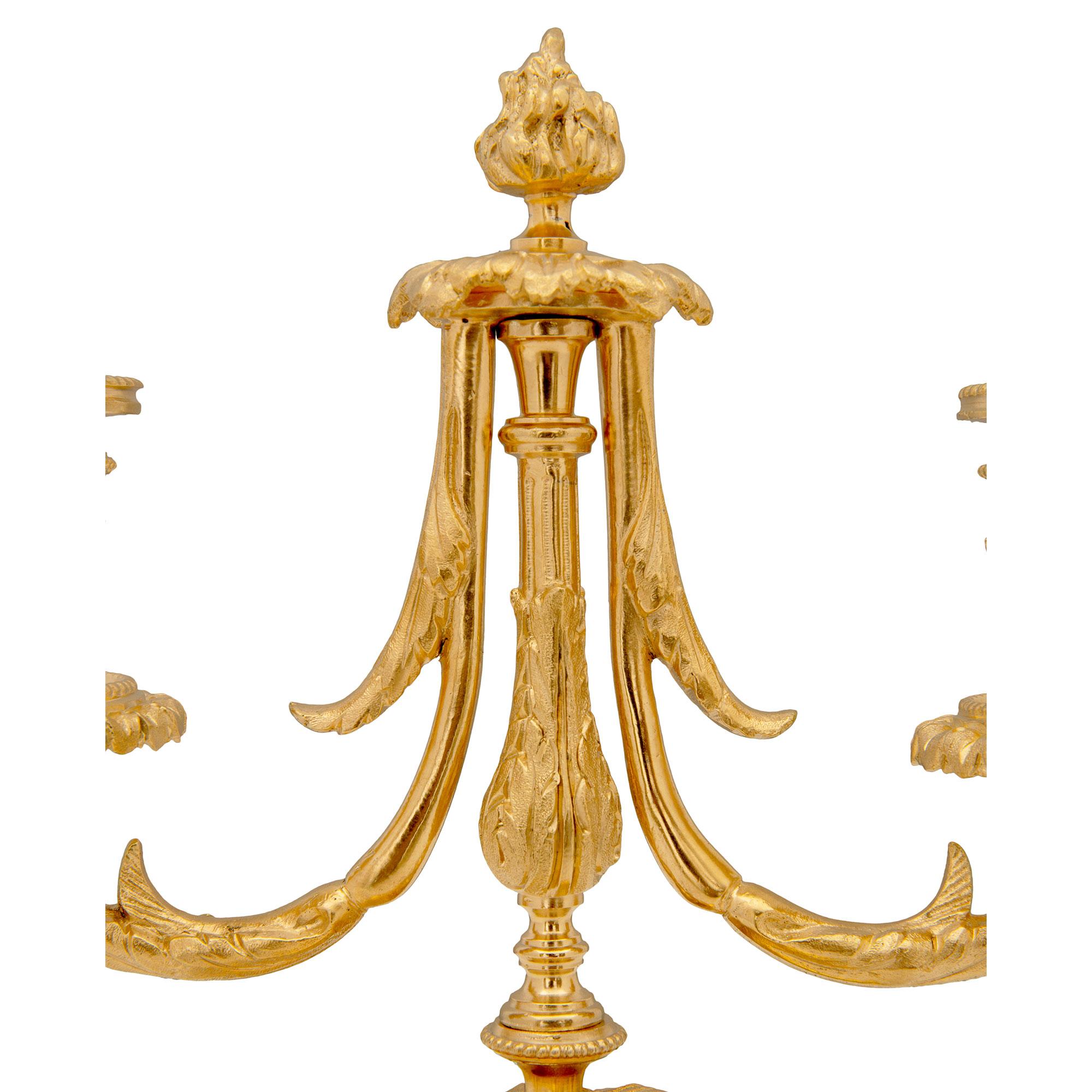 Candélabres à deux bras de style Louis XVI en marbre et bronze doré du XIXe siècle français Bon état - En vente à West Palm Beach, FL