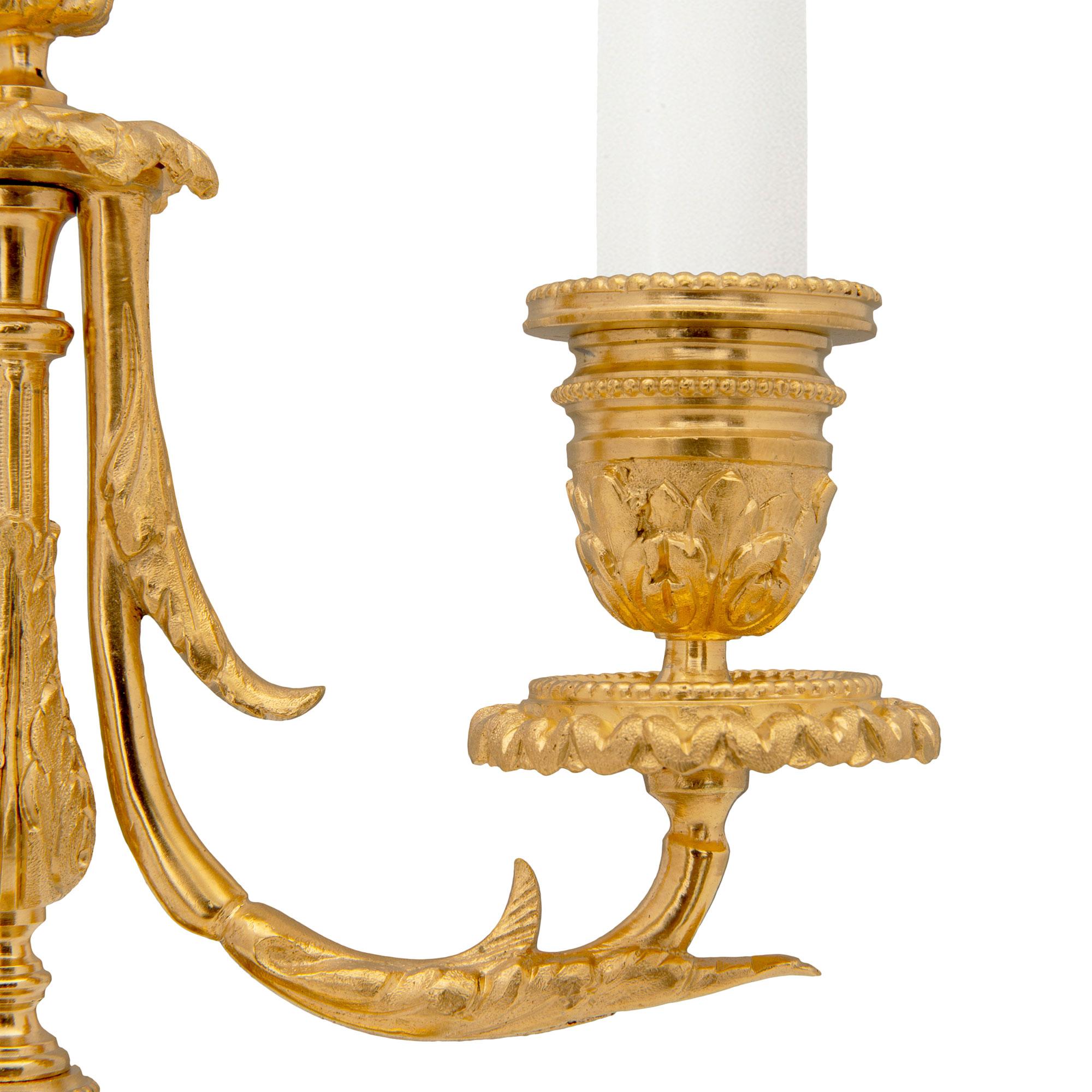 Bronze doré Candélabres à deux bras de style Louis XVI en marbre et bronze doré du XIXe siècle français en vente