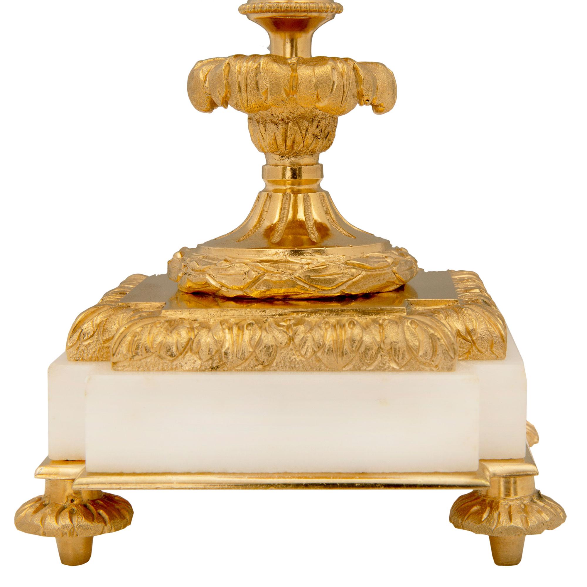 Candélabres à deux bras de style Louis XVI en marbre et bronze doré du XIXe siècle français en vente 1