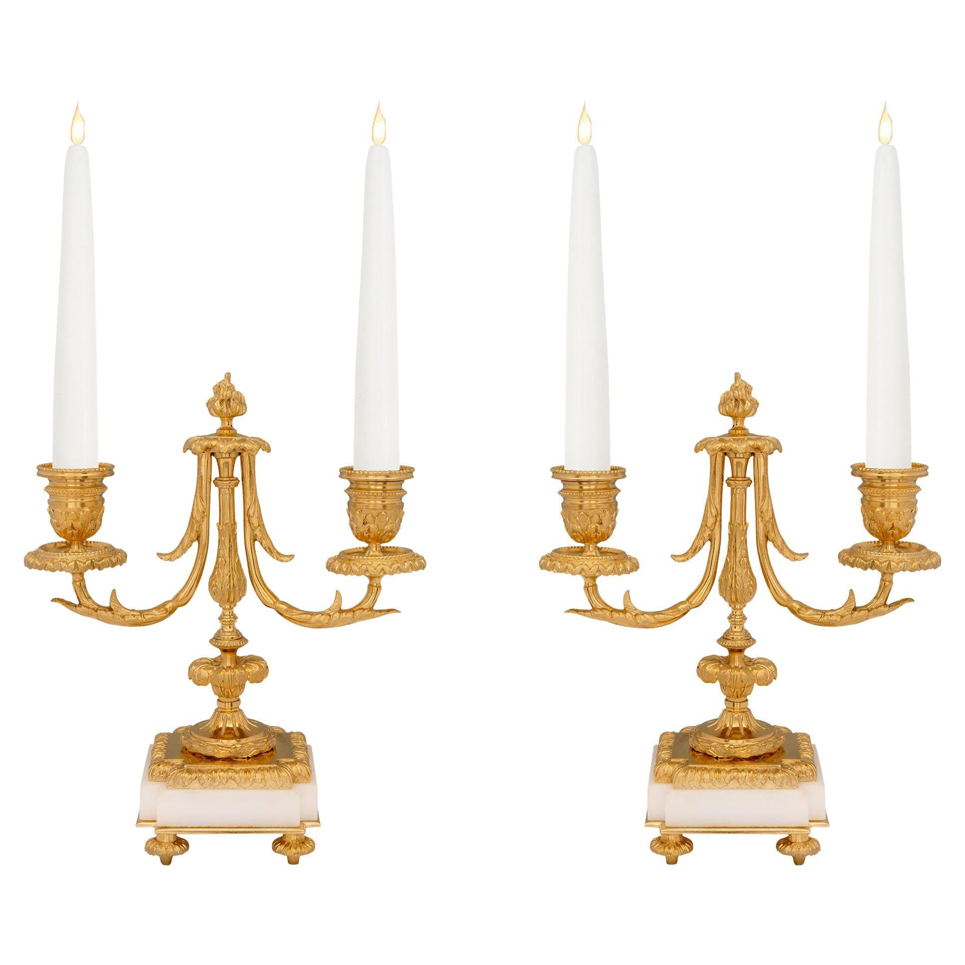 Candélabres à deux bras de style Louis XVI en marbre et bronze doré du XIXe siècle français