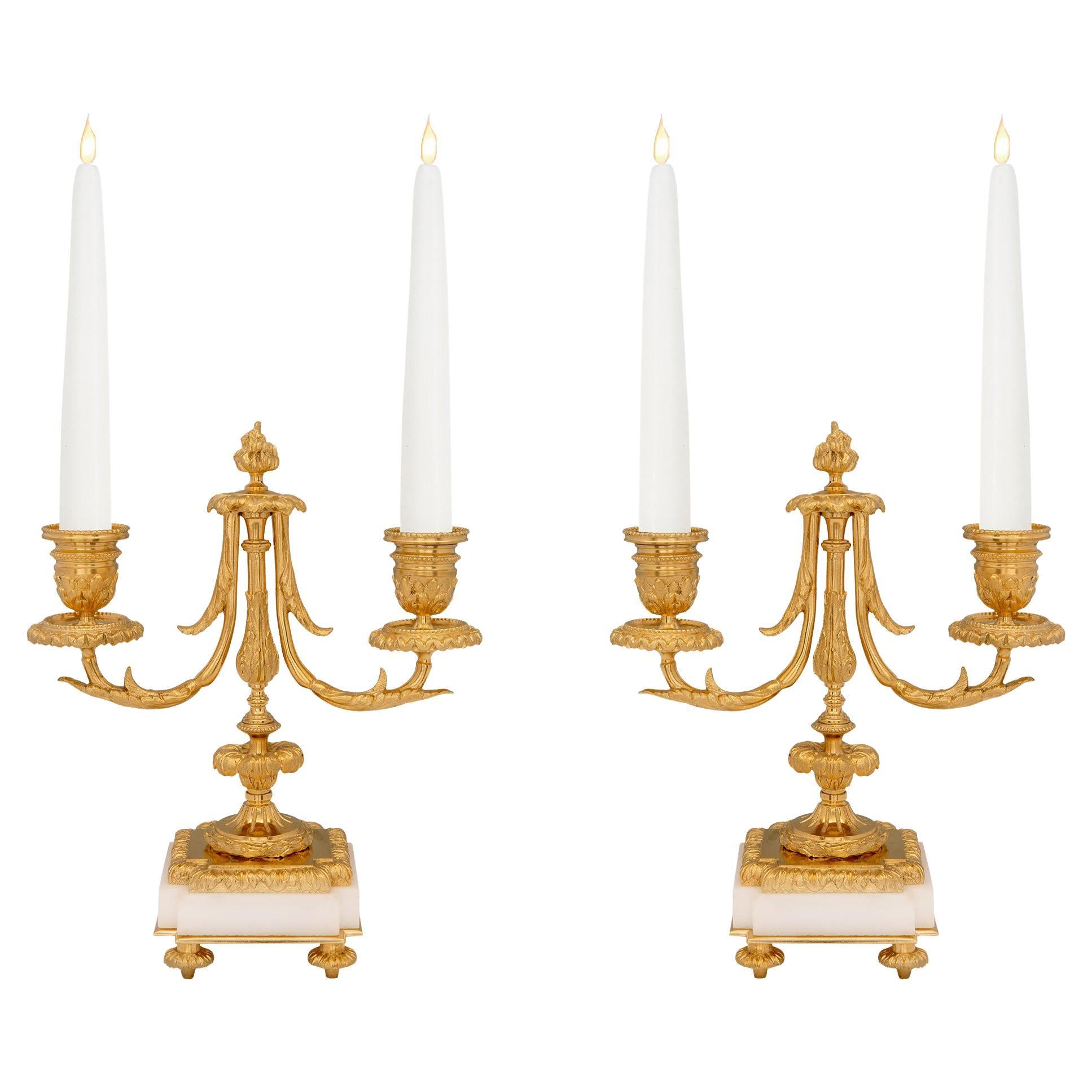 Candélabres à deux bras de style Louis XVI en marbre et bronze doré du XIXe siècle français en vente