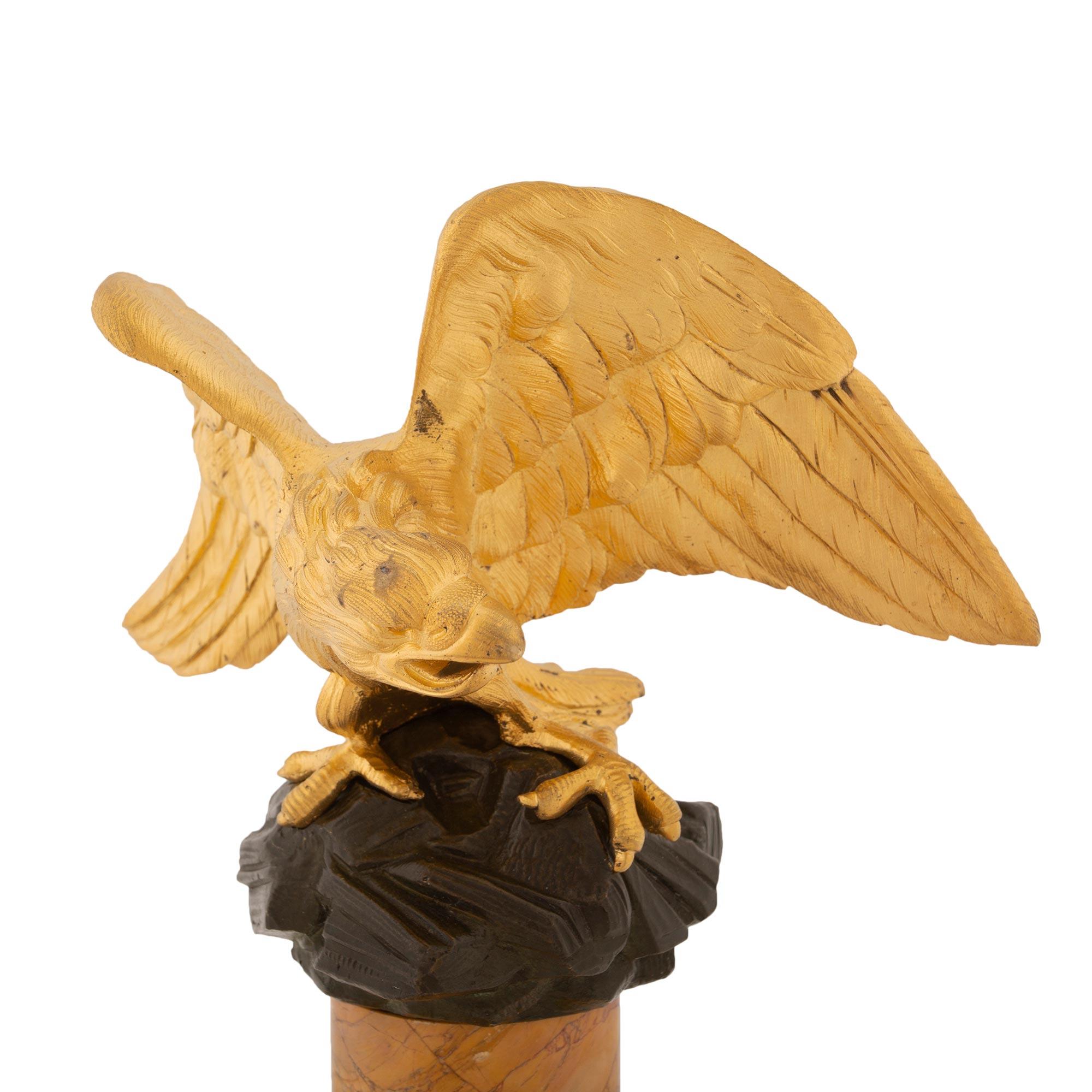 Bronzo Statua francese del XIX secolo in stile Luigi XVI in marmo, bronzo e ormolu in vendita