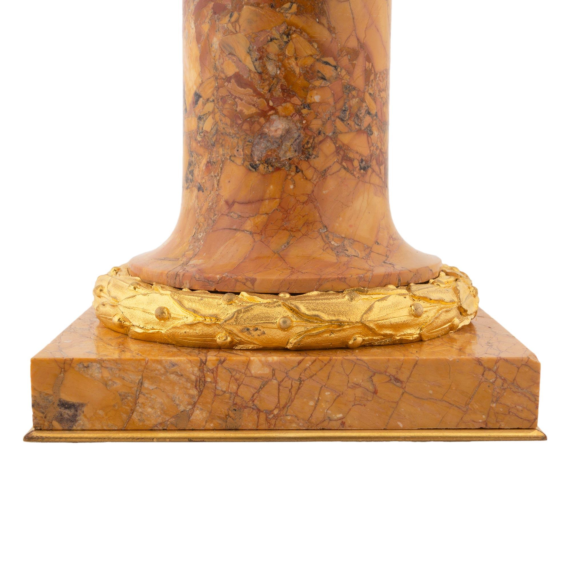 Statue aus Marmor, Bronze und Goldbronze im Louis-XVI.-Stil des 19. Jahrhunderts im Angebot 1