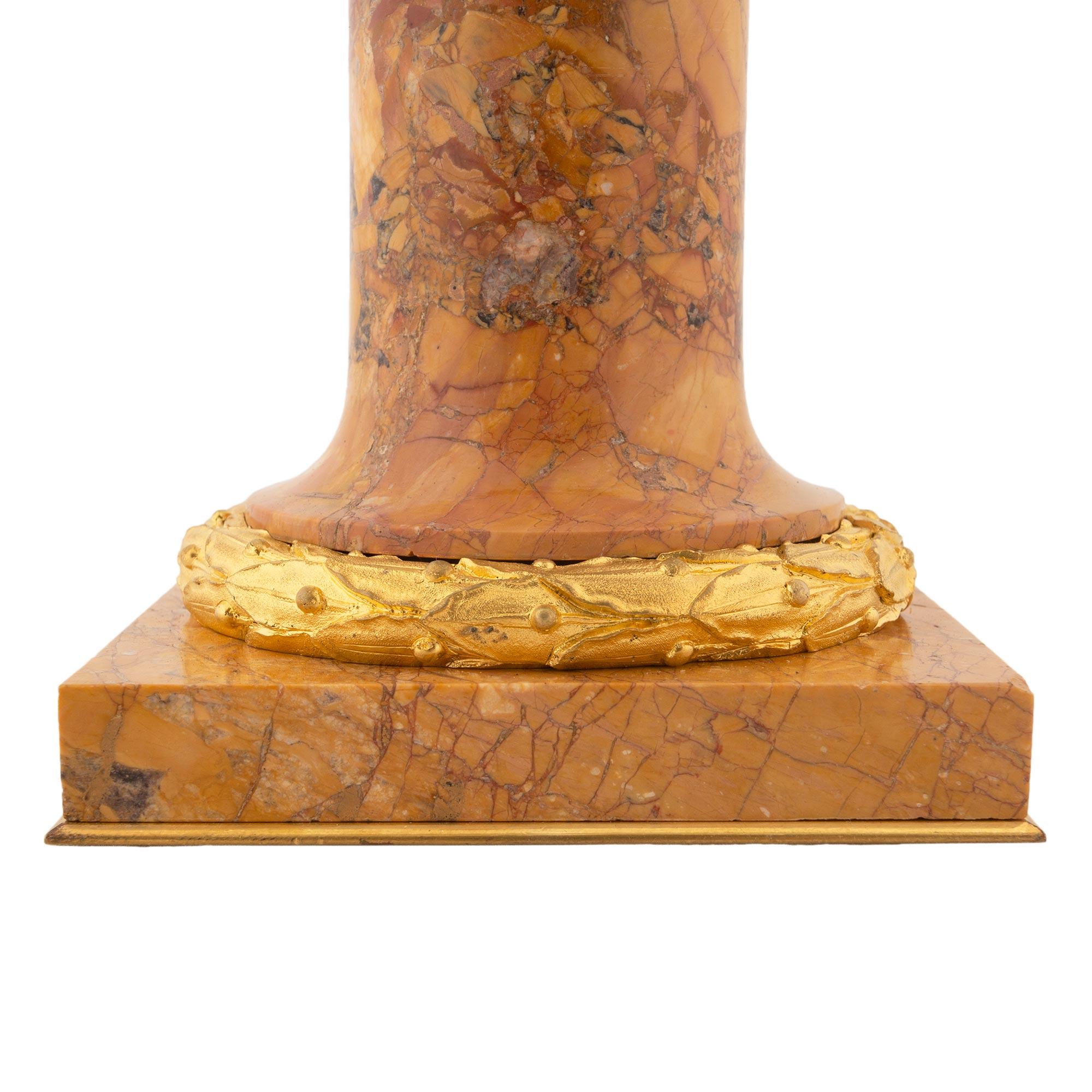Statua francese del XIX secolo in stile Luigi XVI in marmo, bronzo e ormolu in vendita 1