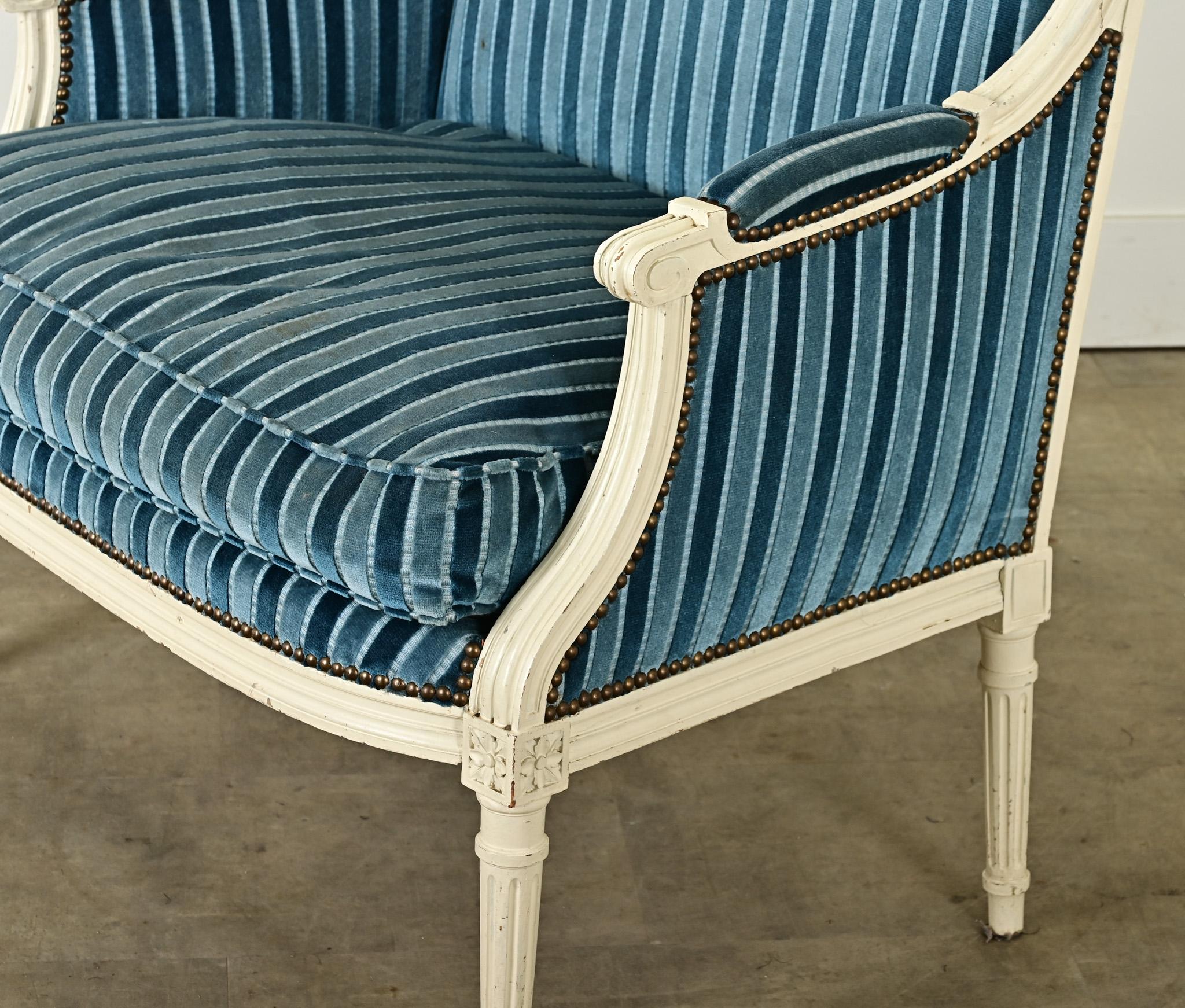 French 19th Century Louis XVI Style Marquise Bergere For Sale 10