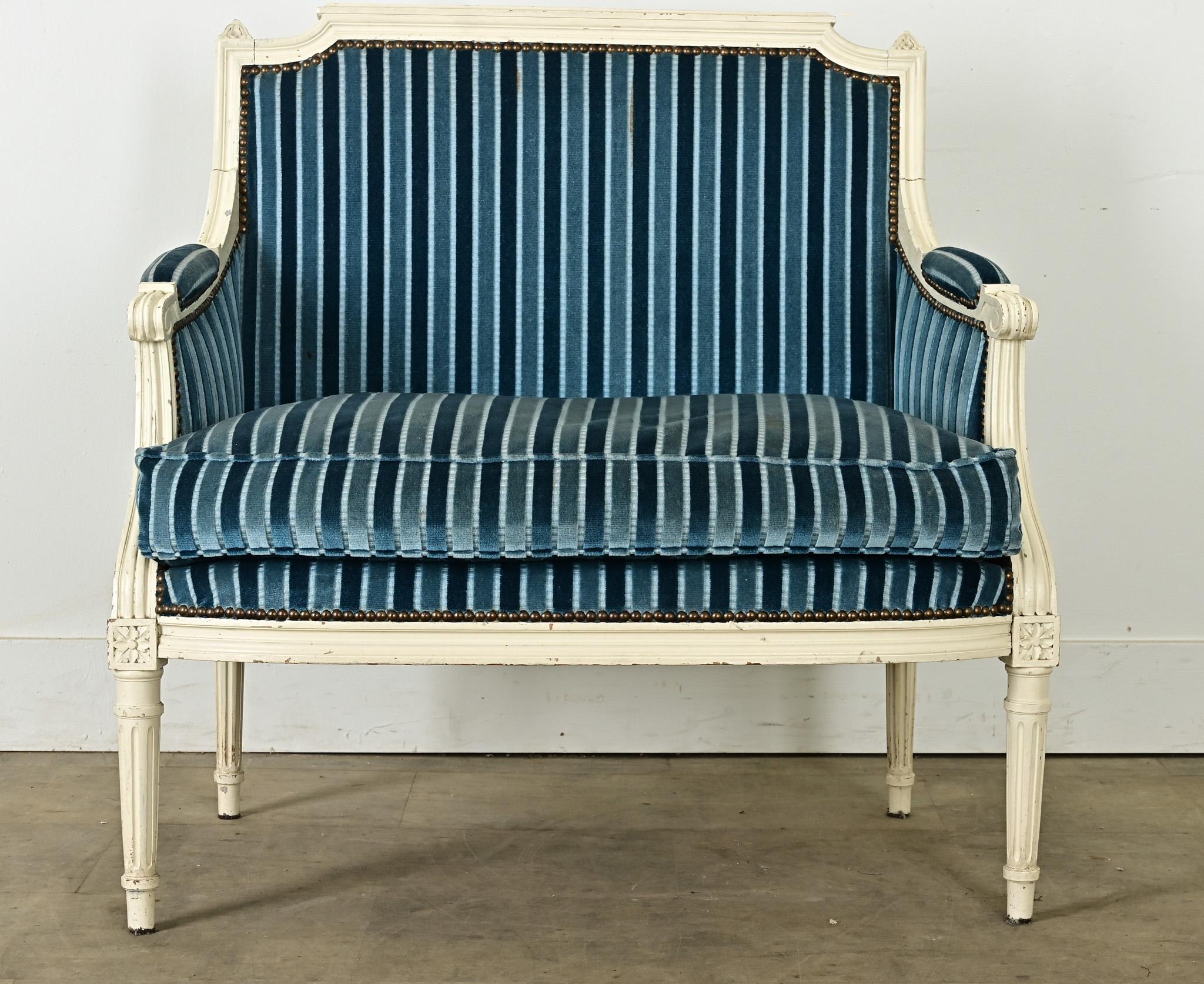Carved French 19th Century Louis XVI Style Marquise Bergere For Sale