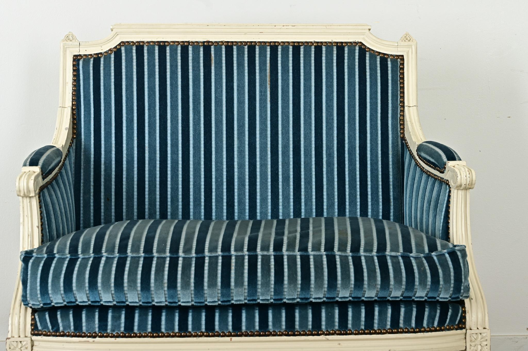 French 19th Century Louis XVI Style Marquise Bergere In Good Condition For Sale In Baton Rouge, LA