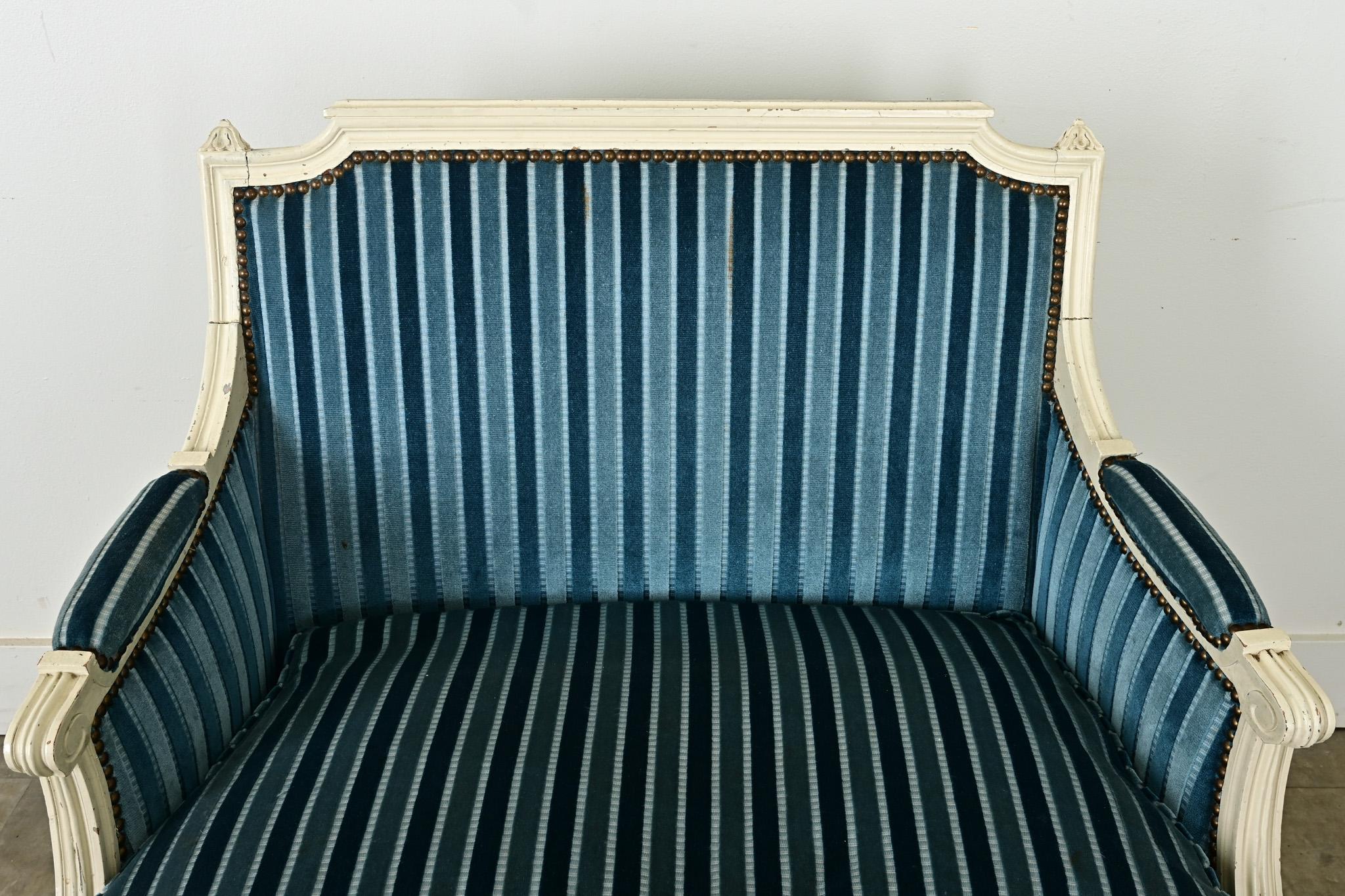 French 19th Century Louis XVI Style Marquise Bergere For Sale 2
