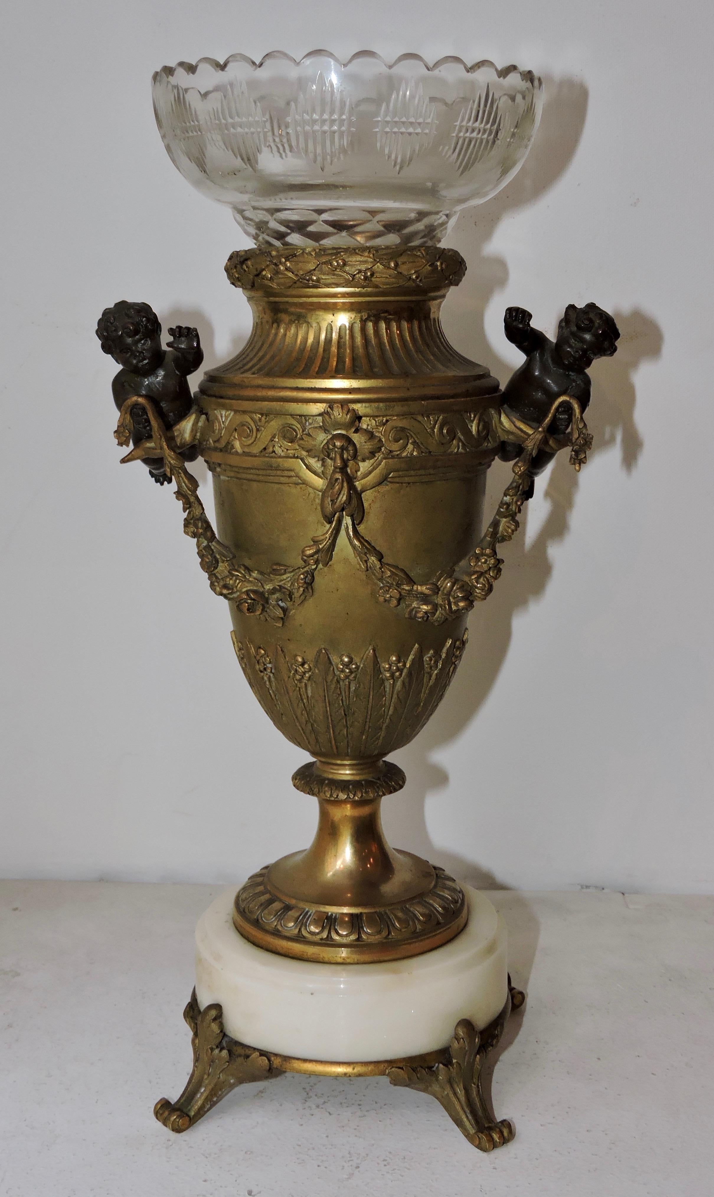 French 19th century Louis XVI style onyx, ormolu and baccarat crystal vase
Flanked by Two Putti in patinated bronze on an onyx circular base.
The baccarat crystal piece can be withdrawn,
circa 1890.