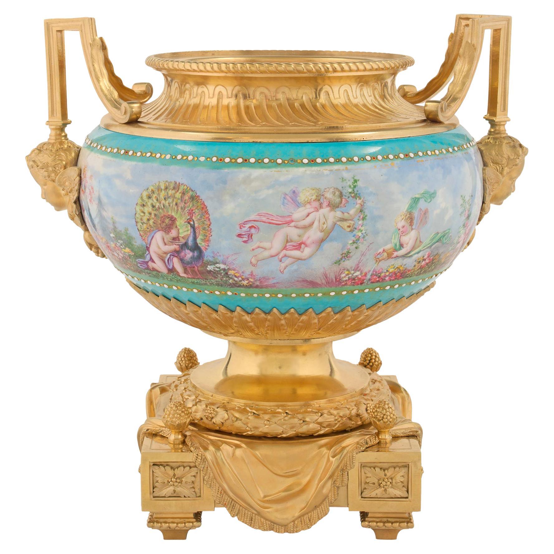 Centre de table français du XIXe siècle de style Louis XVI en bronze doré et porcelaine émaillée