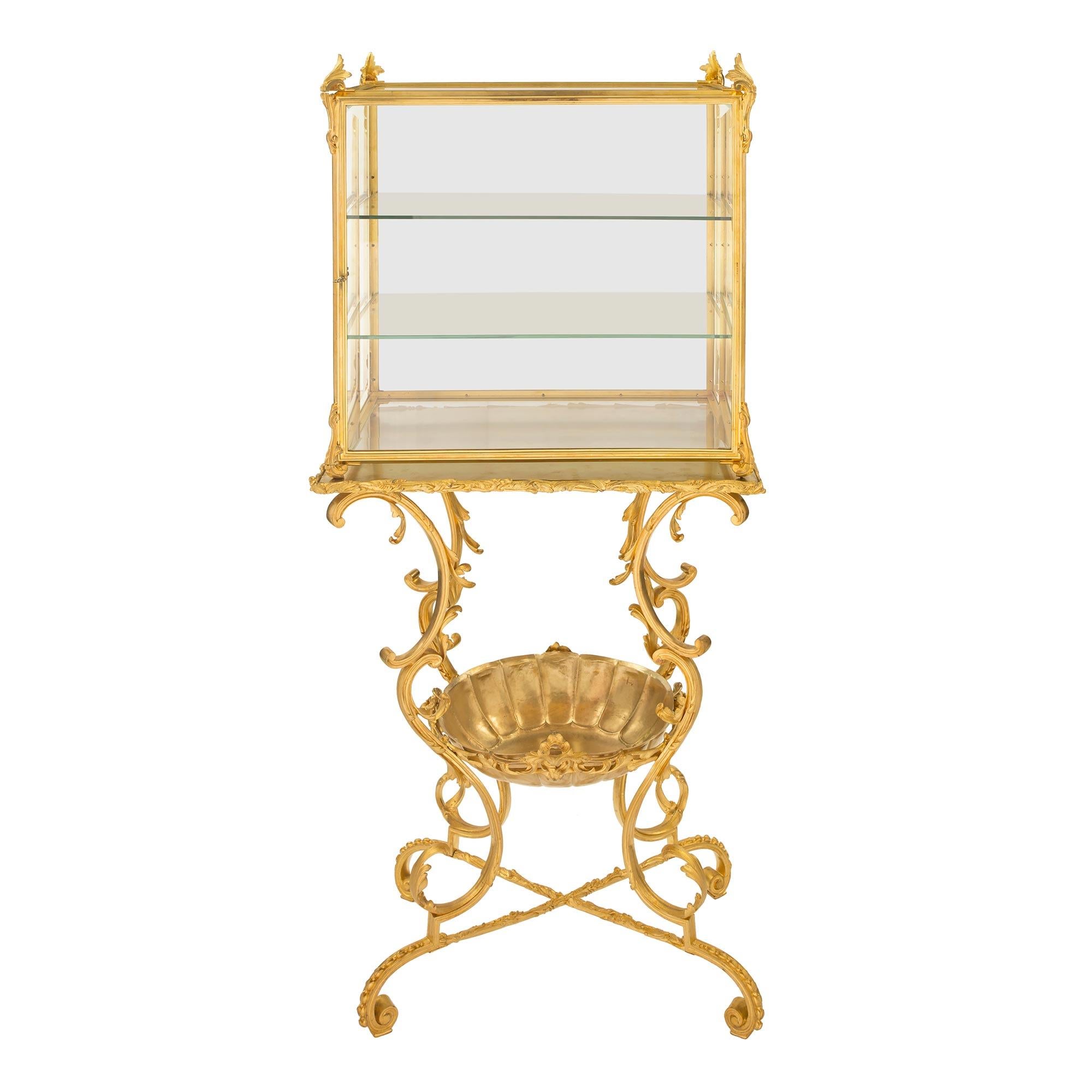 Vitrine aus Goldbronze und Glas im Louis-XVI.-Stil des 19. Jahrhunderts
