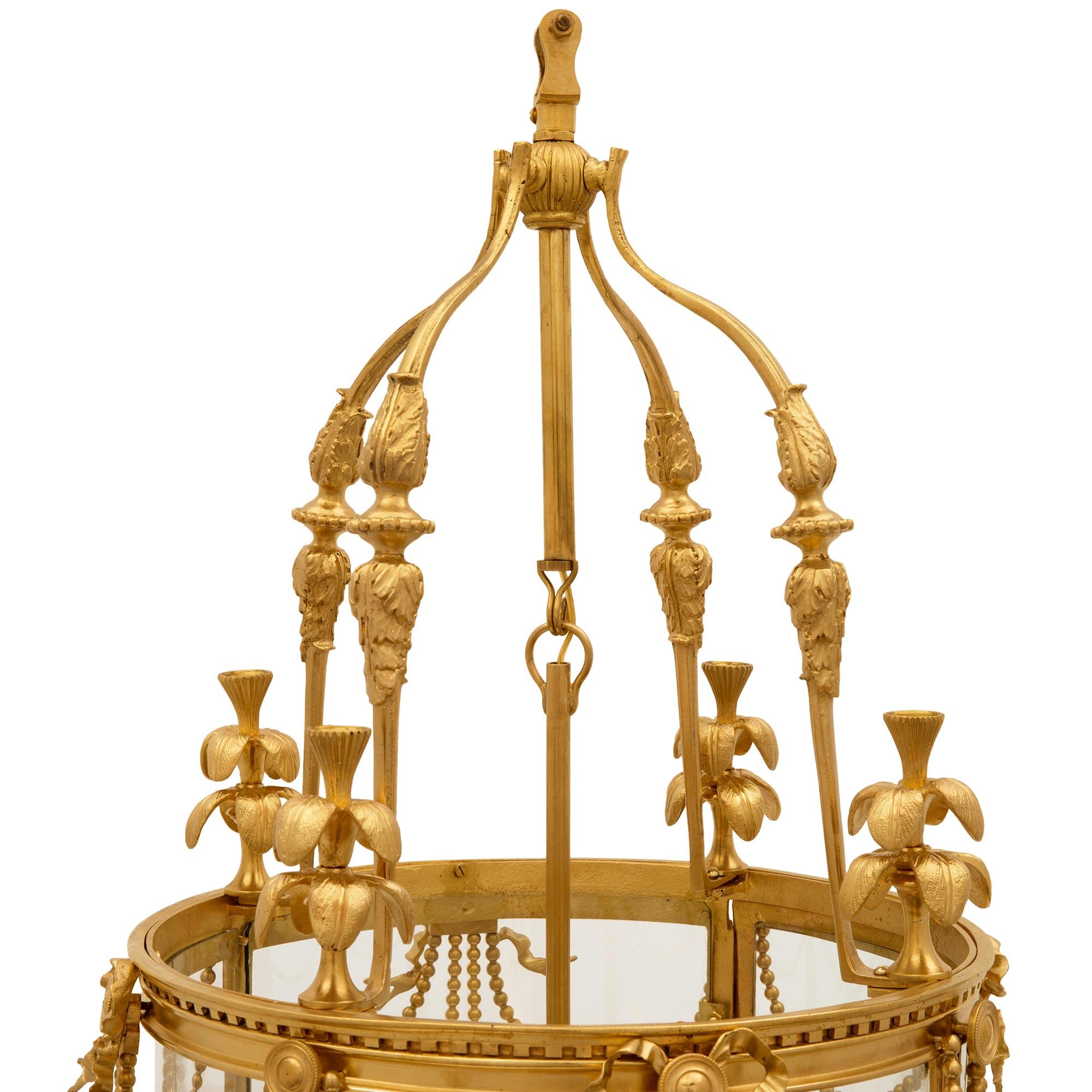 Lanterne française du 19ème siècle de style Louis XVI en bronze doré et verre Bon état - En vente à West Palm Beach, FL