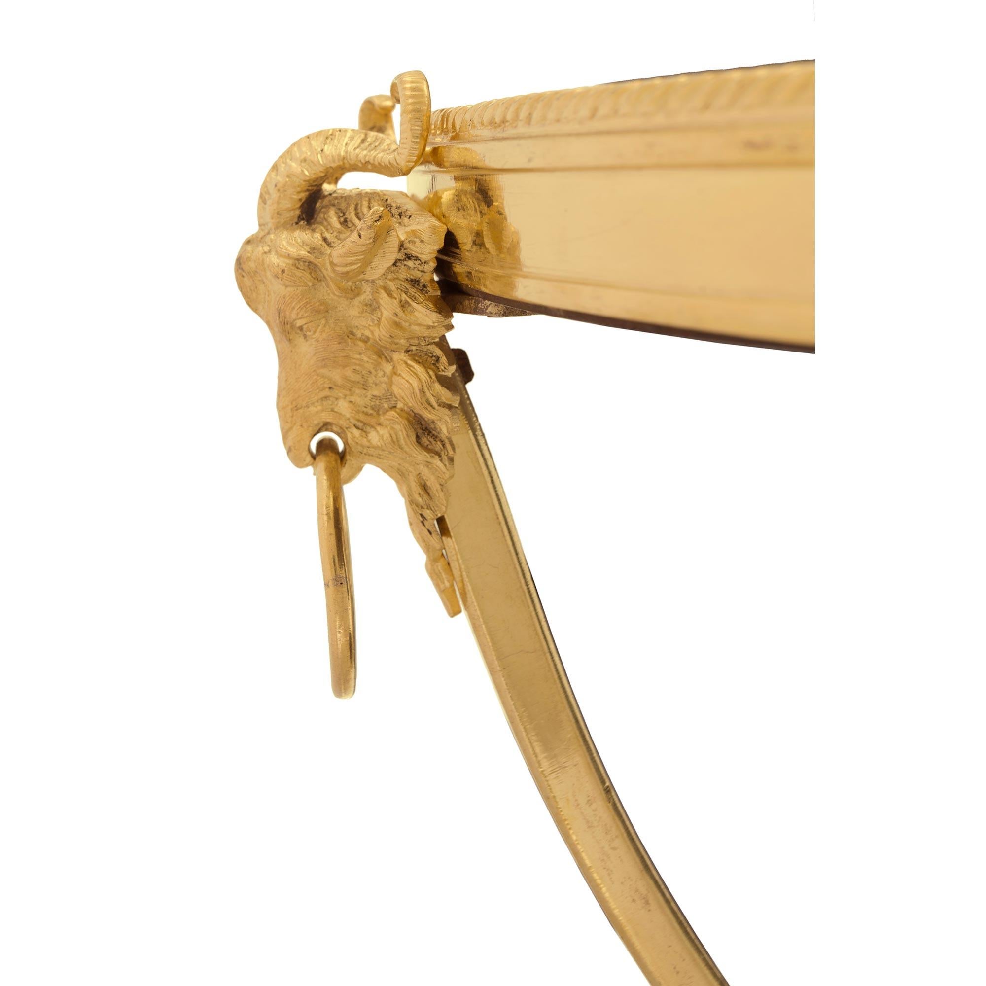 Mesa auxiliar de ormolu y mármol estilo Luis XVI francesa del siglo XIX en venta 2