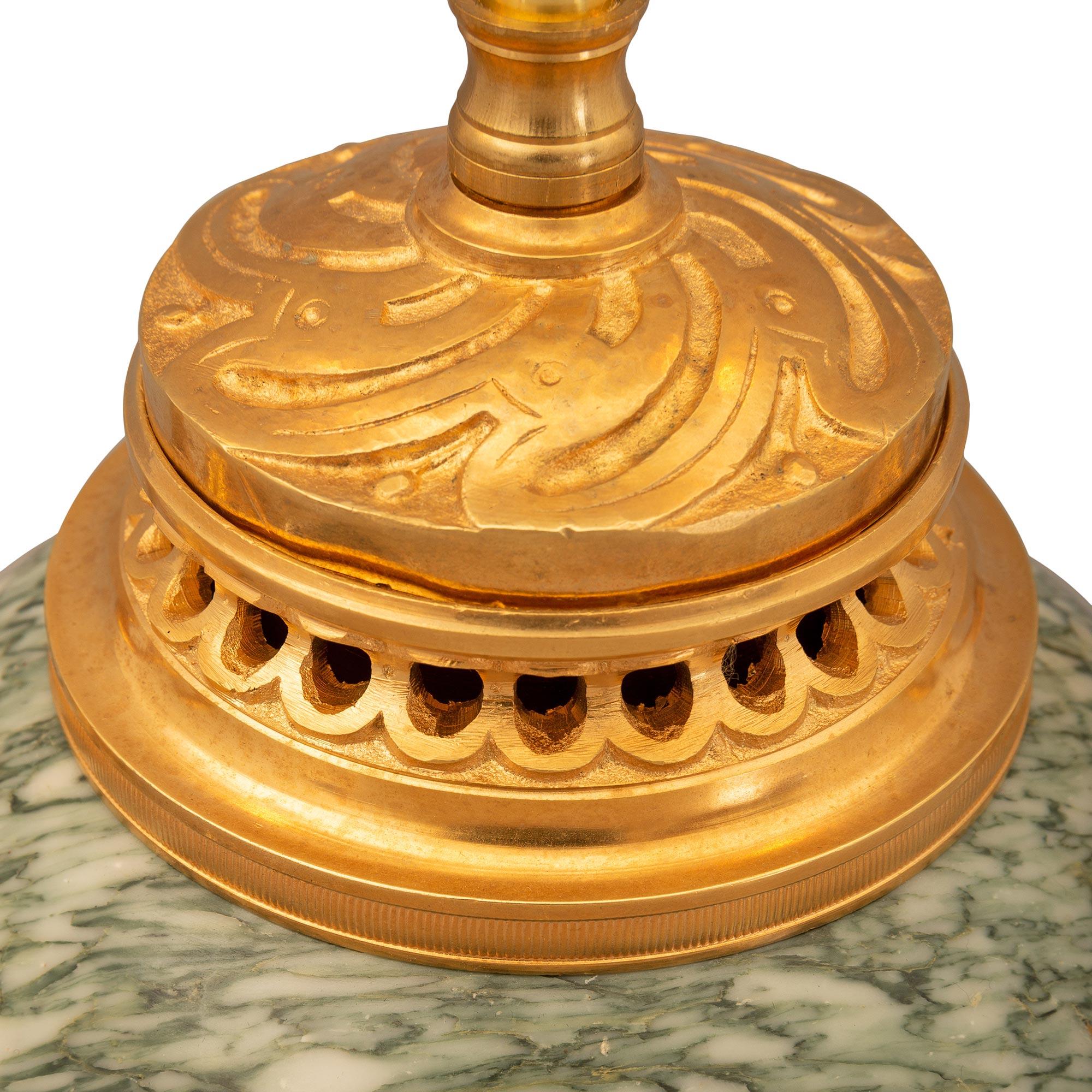 Lampes en bronze doré et marbre de style Louis XVI du XIXe siècle Bon état - En vente à West Palm Beach, FL