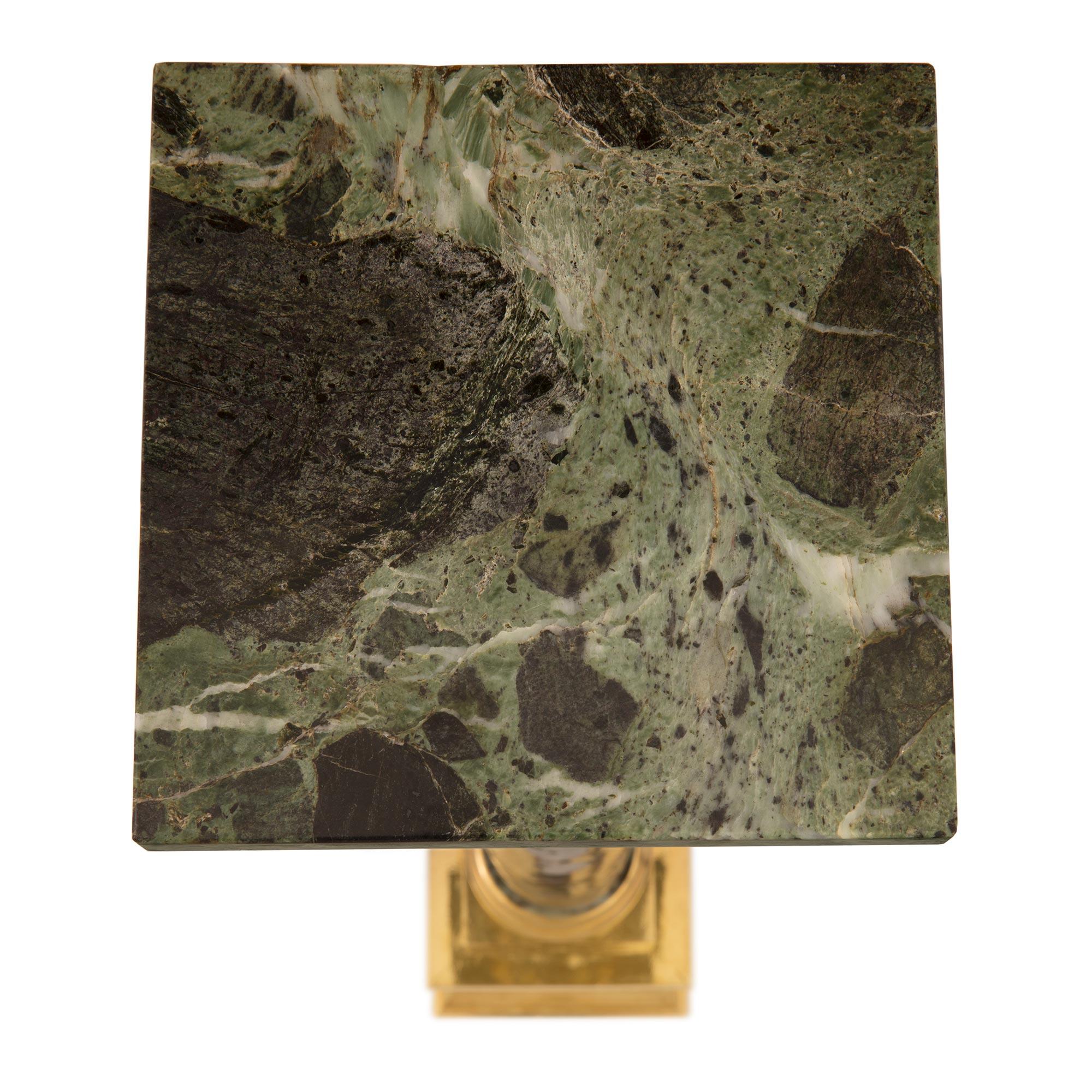 Eine elegante Französisch 19. Jahrhundert Louis XVI st. Ormolu und Vert Antique Marmor Sockel Spalte. Der Sockel wird von einem quadratischen Ormolu-Sockel mit einem fein gesprenkelten Band unter der Vert-Antique-Stütze getragen. Die sich leicht