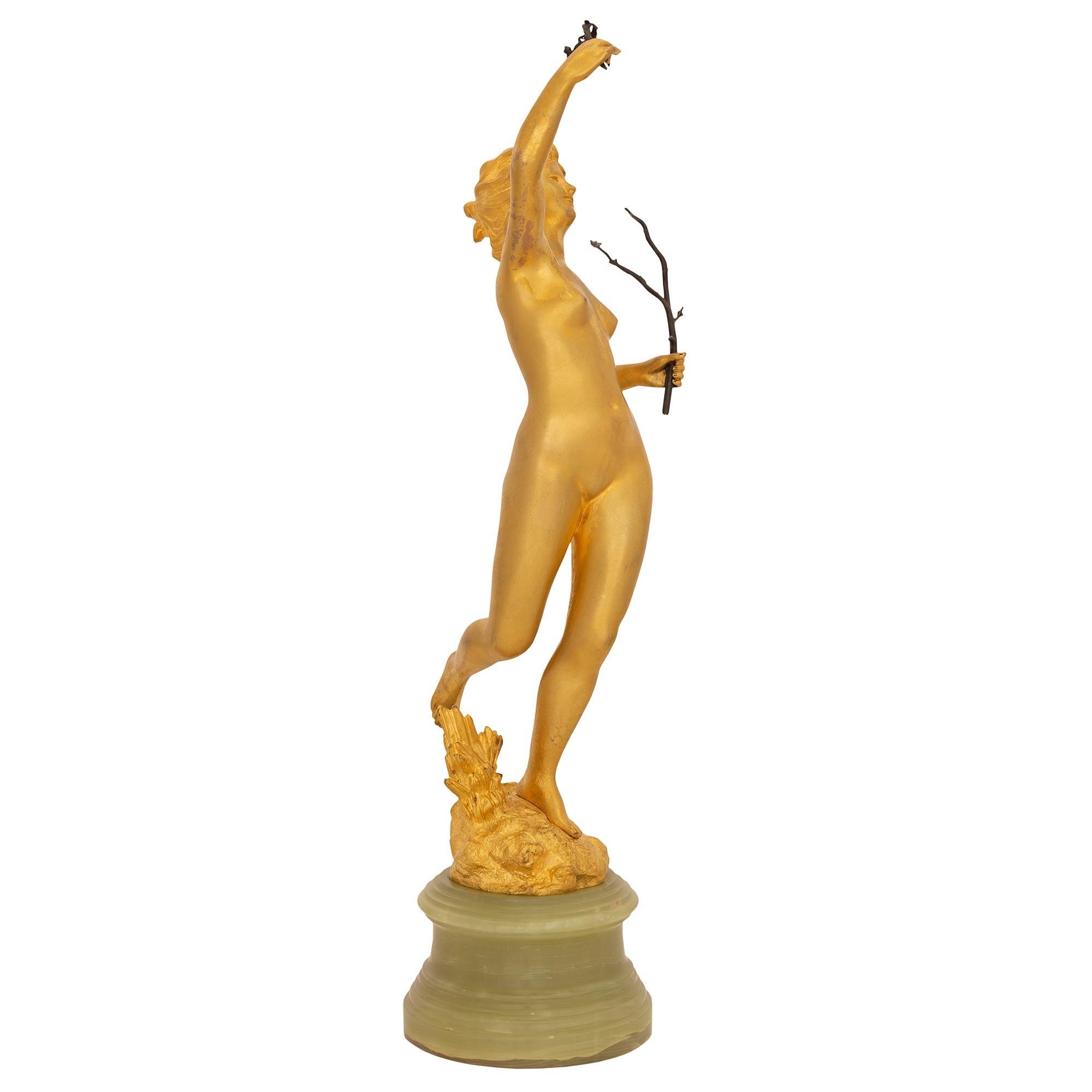 Eine auffällige französische Statue aus Ormolu und Onyx aus dem 19. Jahrhundert, die eine Jungfrau im Wald darstellt. Die Statue steht auf einem schönen runden Onyxsockel mit einem gesprenkelten Stufenmuster. Die schöne nackte Jungfrau steht auf