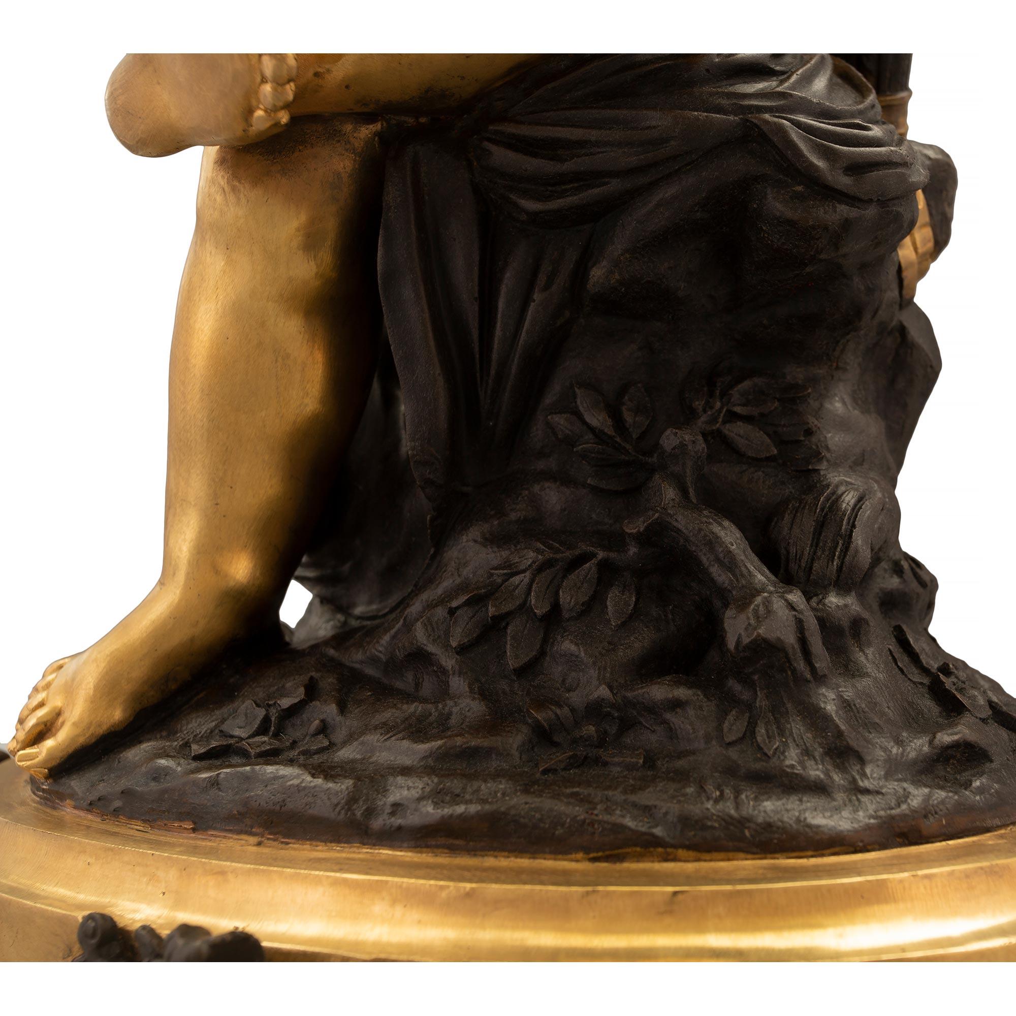 XIXe siècle Statue française du 19ème siècle de style Louis XVI en bronze doré et patiné signée en vente