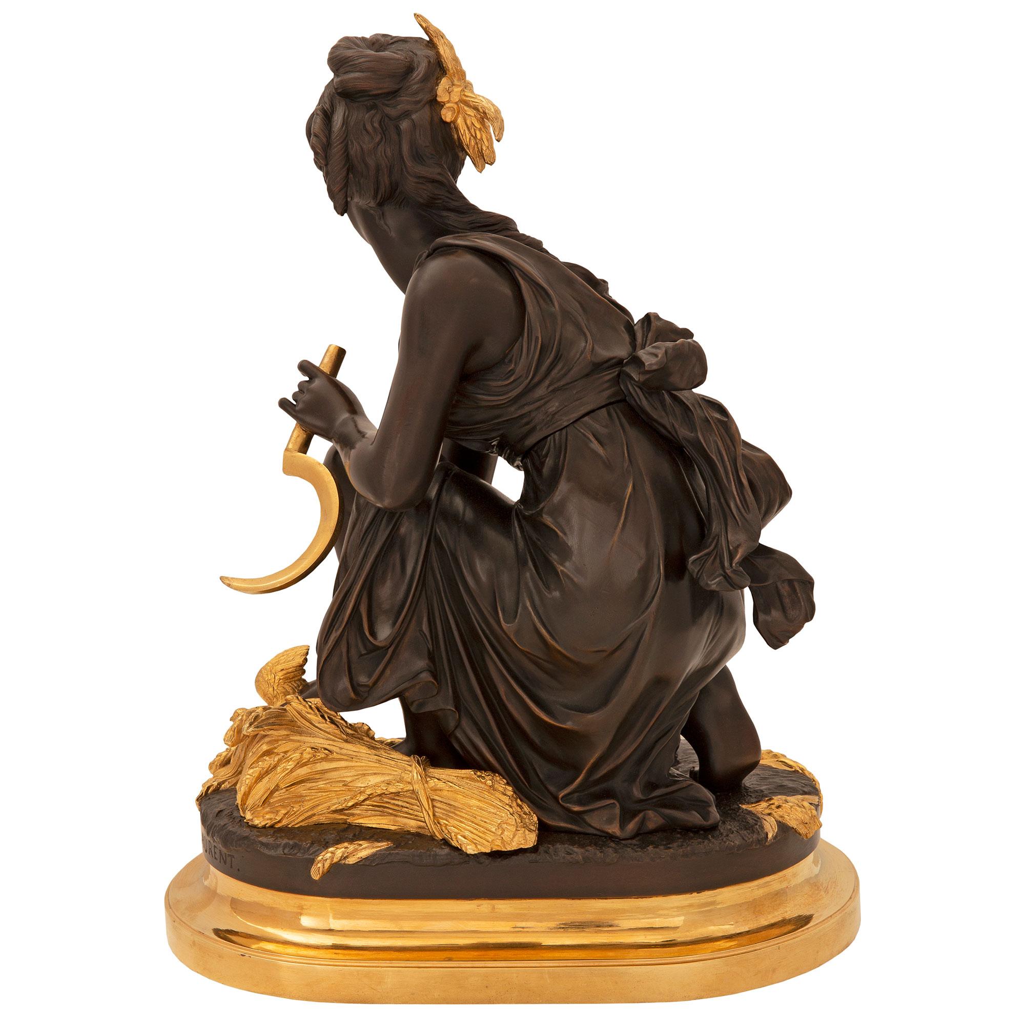 Patiné Statue française du   XIXe siècle de style Louis XVI en bronze doré et patiné en vente