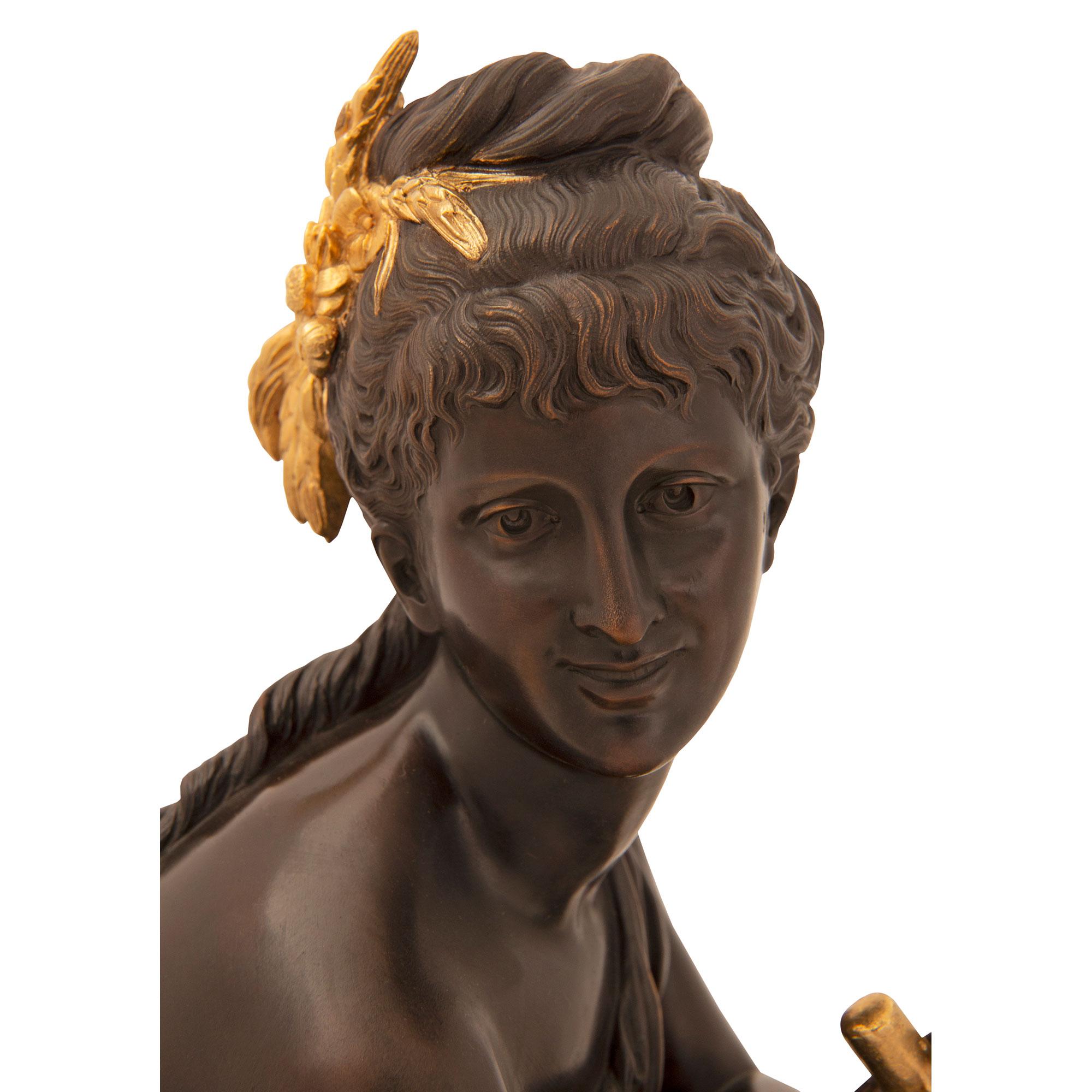 Statue aus Goldbronze und patinierter Bronze im Louis-XVI.-Stil des 19. Jahrhunderts (Patiniert) im Angebot