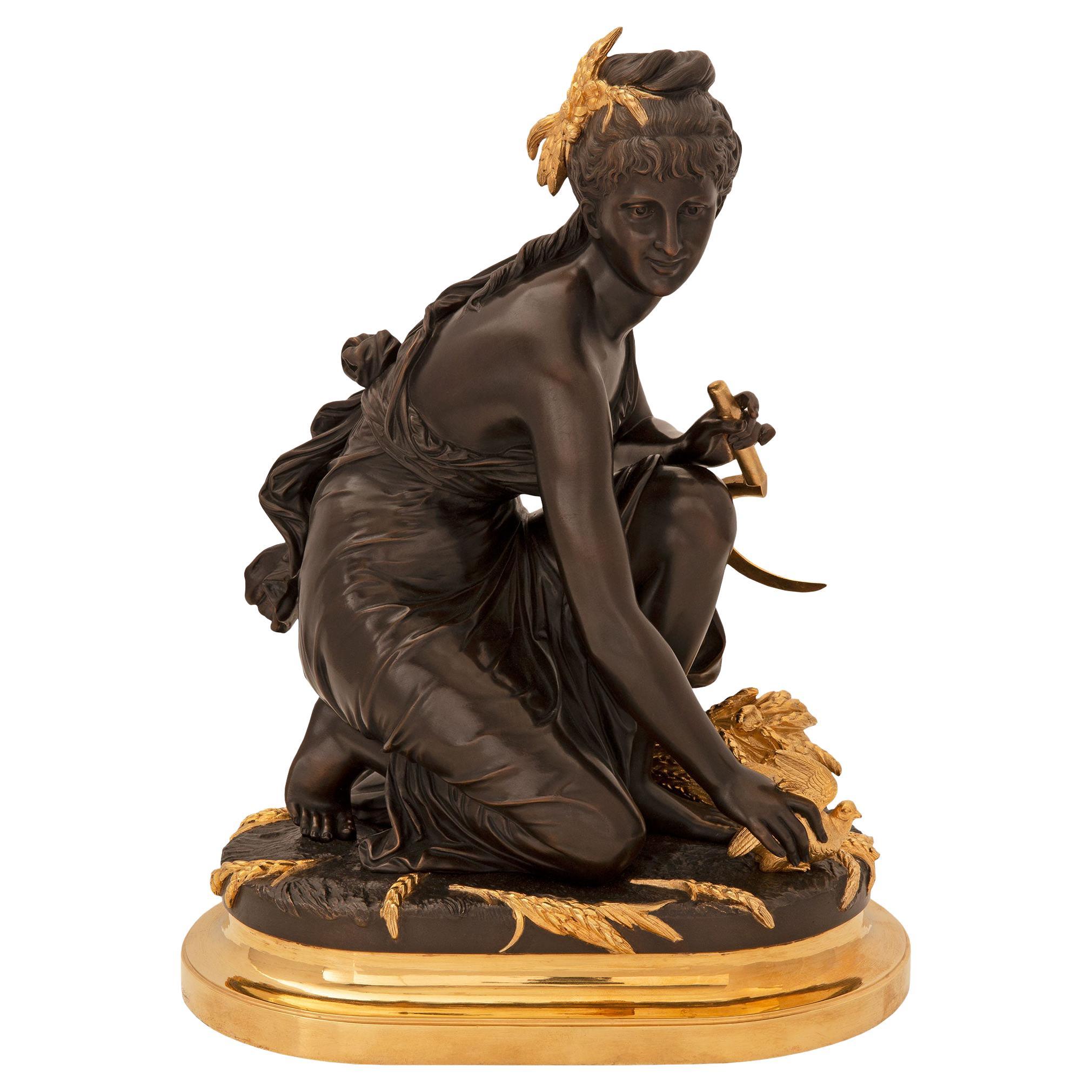 Estatua francesa del siglo XIX de bronce patinado y ormolu de estilo Luis XVI