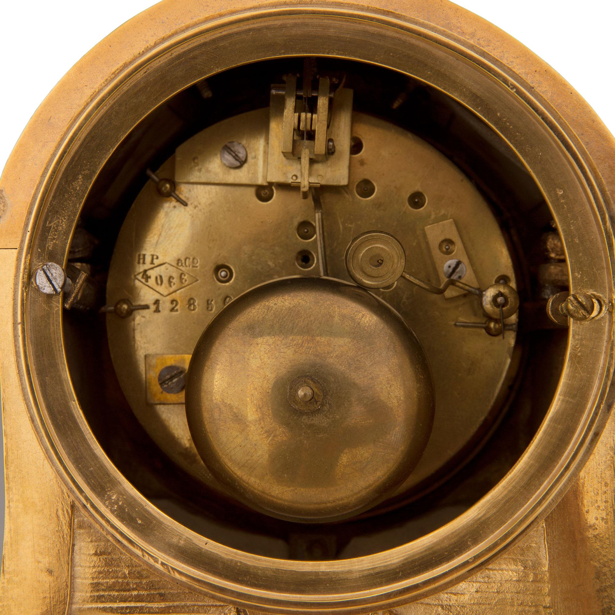 Horloge française du 19ème siècle de style Louis XVI en bronze doré et porcelaine en vente 4
