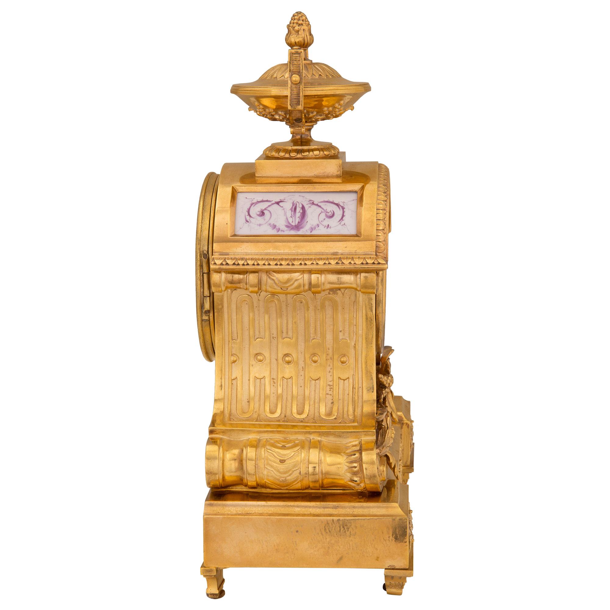 Français Horloge française du 19ème siècle de style Louis XVI en bronze doré et porcelaine en vente