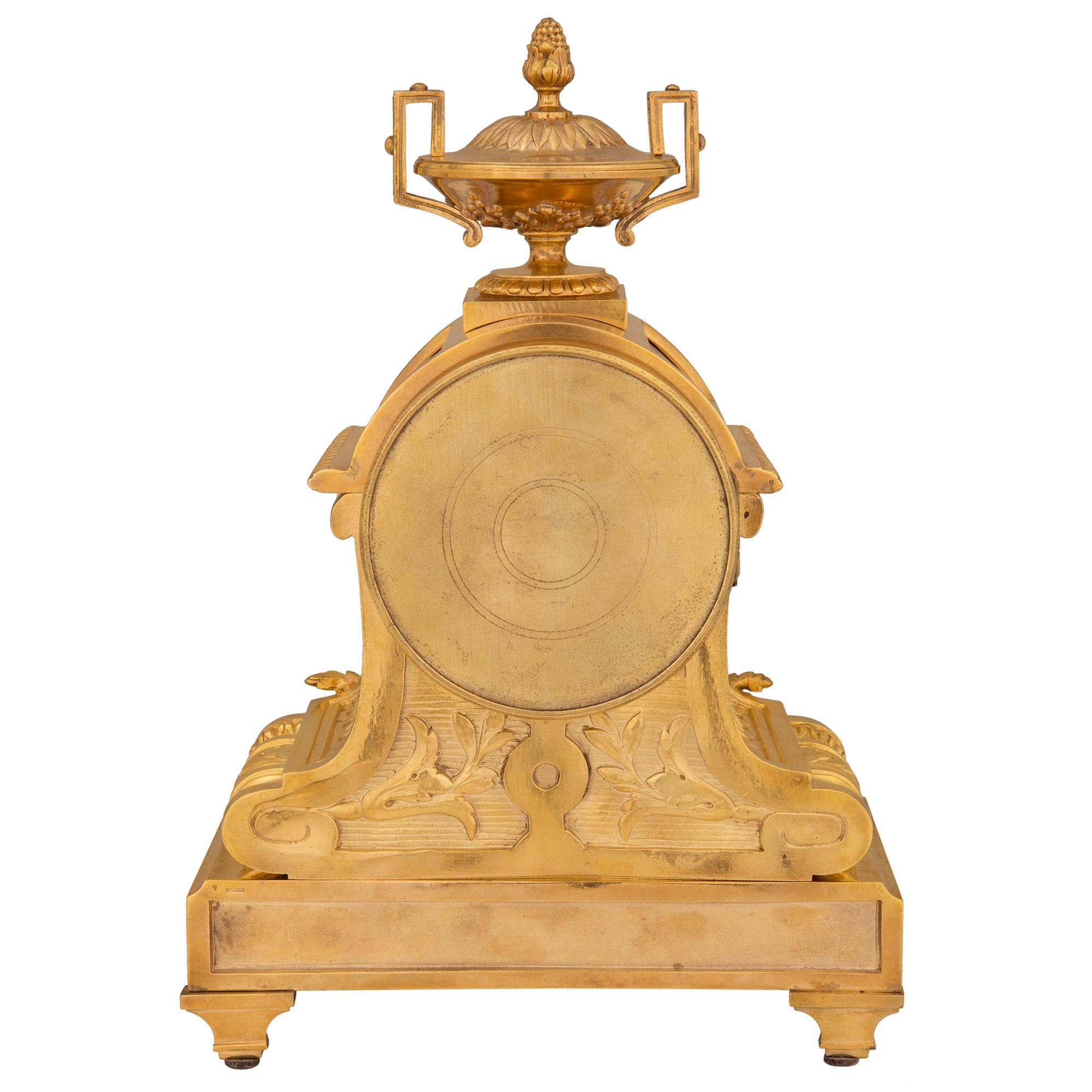 Uhr aus Goldbronze und Porzellan im Louis-XVI-Stil des 19. Jahrhunderts (Französisch) im Angebot