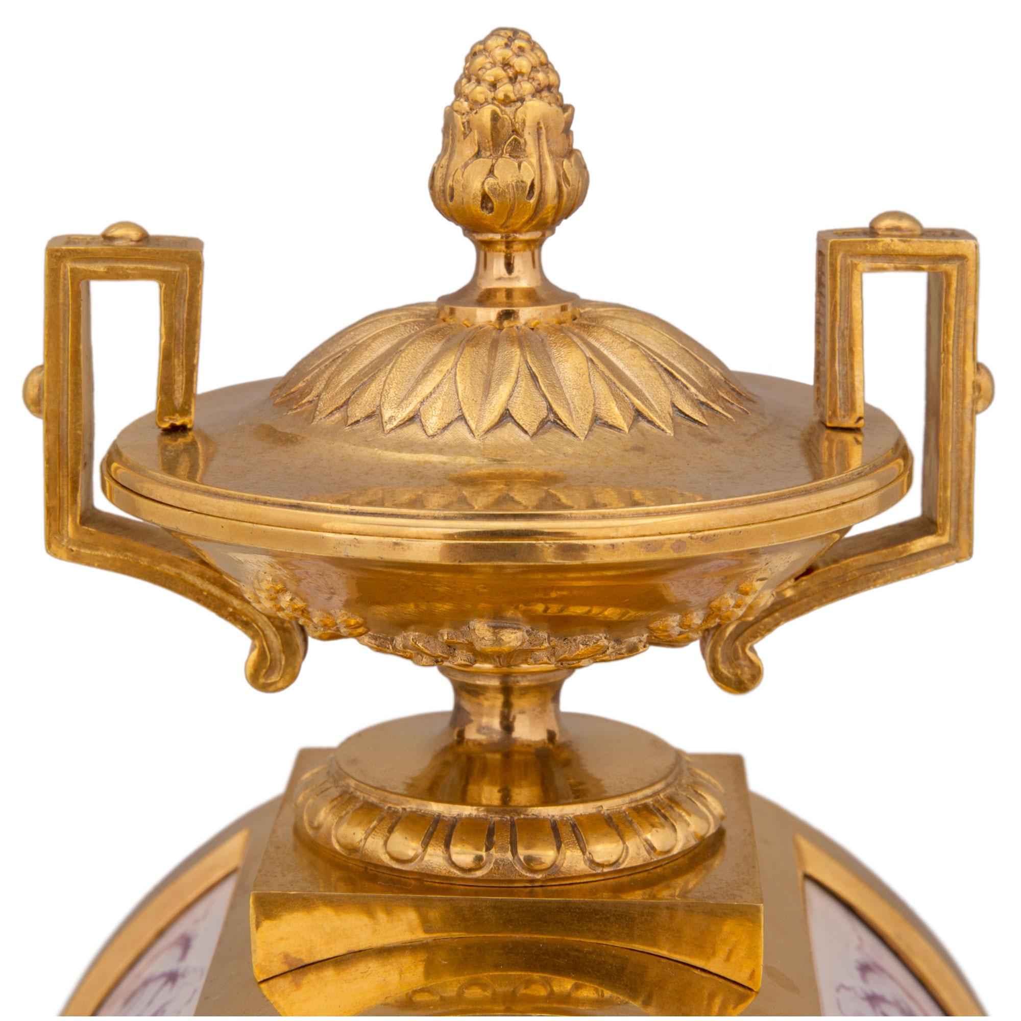 Uhr aus Goldbronze und Porzellan im Louis-XVI-Stil des 19. Jahrhunderts im Zustand „Gut“ im Angebot in West Palm Beach, FL