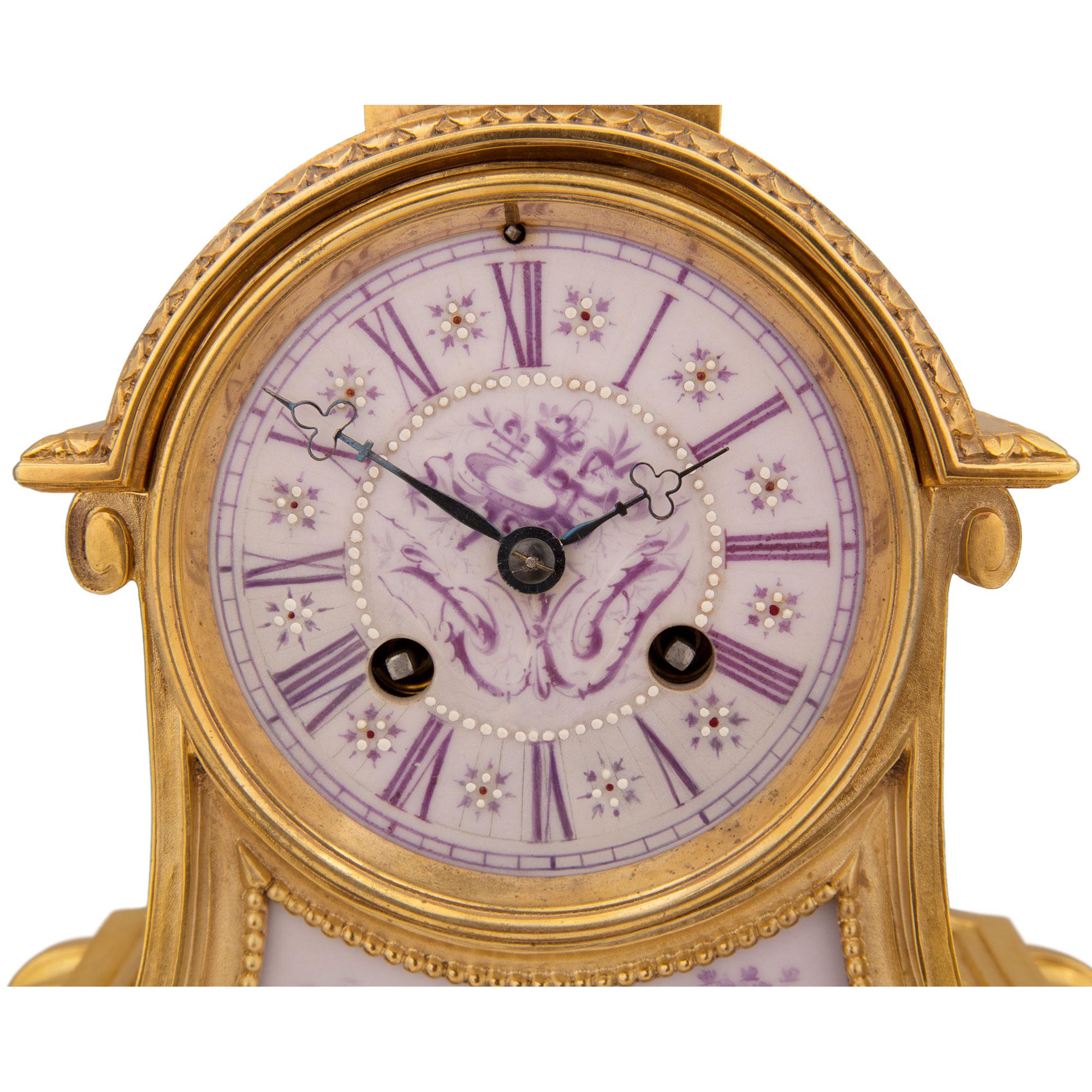 Uhr aus Goldbronze und Porzellan im Louis-XVI-Stil des 19. Jahrhunderts im Angebot 1