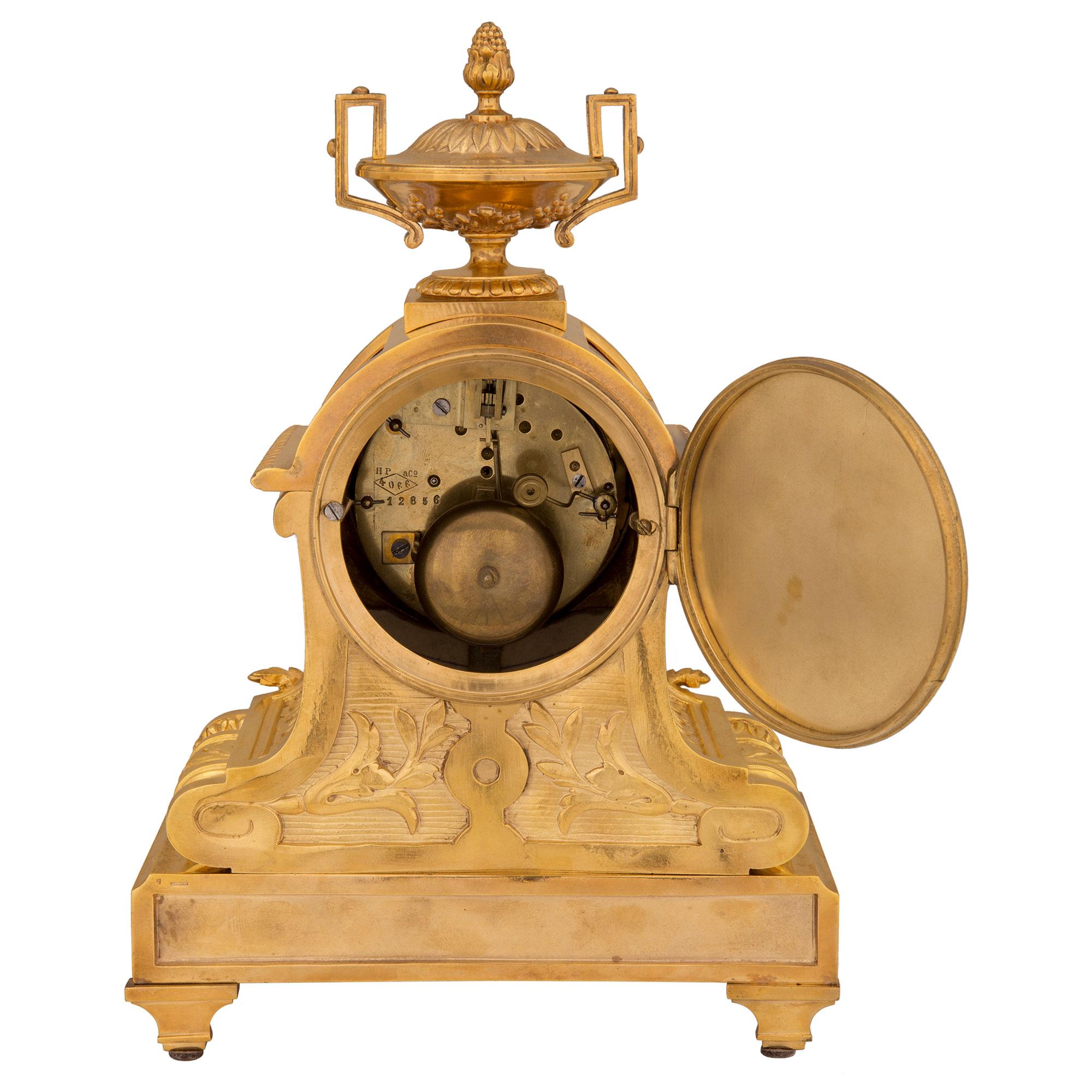Horloge française du 19ème siècle de style Louis XVI en bronze doré et porcelaine en vente 3