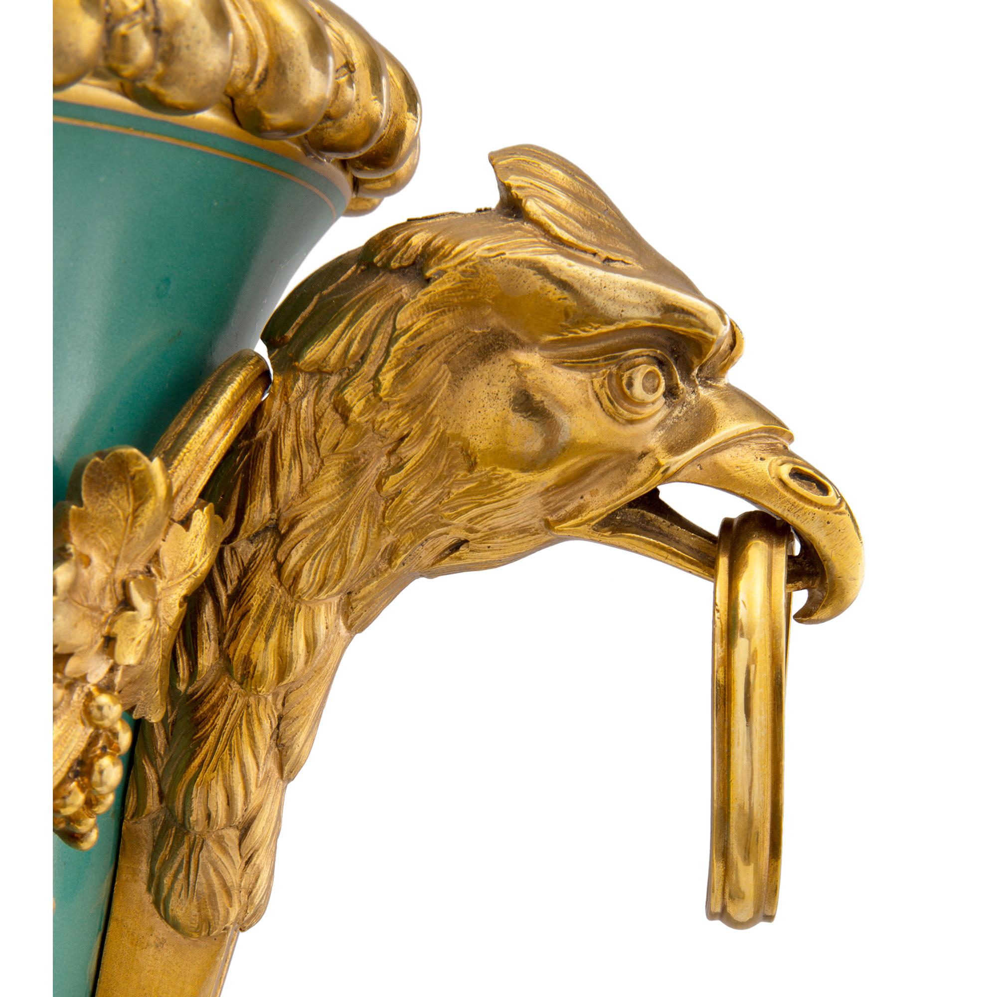 Lampe française du 19ème siècle de style Louis XVI en bronze doré et porcelaine, signée par Svres Bon état - En vente à West Palm Beach, FL