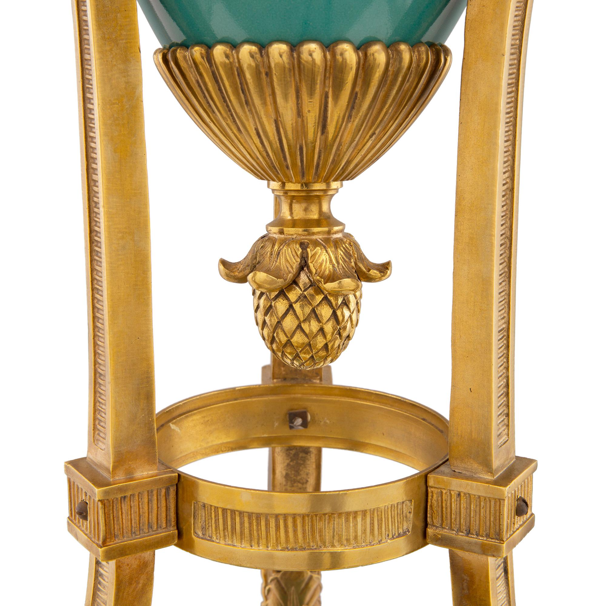 Porcelaine Lampe française du 19ème siècle de style Louis XVI en bronze doré et porcelaine, signée par Svres en vente