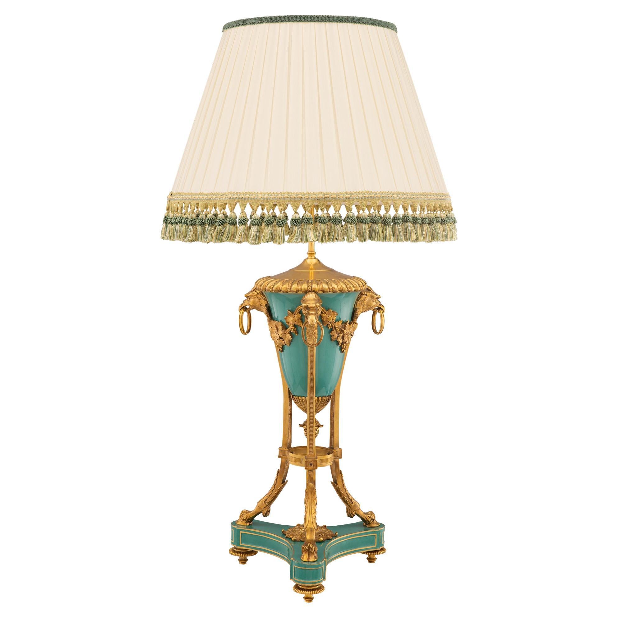 Lampe aus Goldbronze und Porzellan im Louis-XVI-Stil des 19. Jahrhunderts, signiert von Svres im Angebot