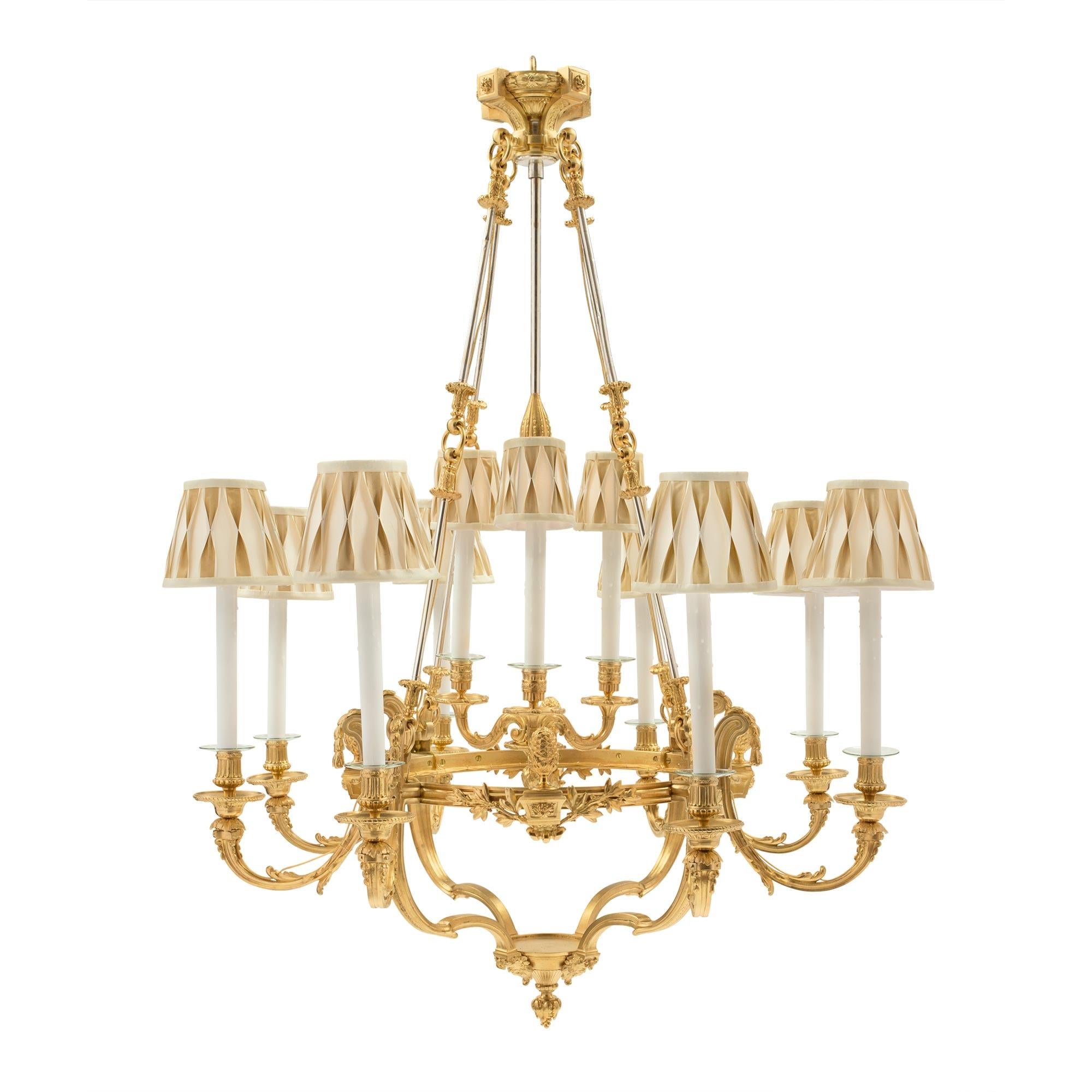 Un élégant et de haute qualité Louis XVI français du 19ème siècle st. ormolu et bronze argenté chandelier huit bras. Le lustre est centré par un gland inférieur finement ciselé, relié par quatre bras en 