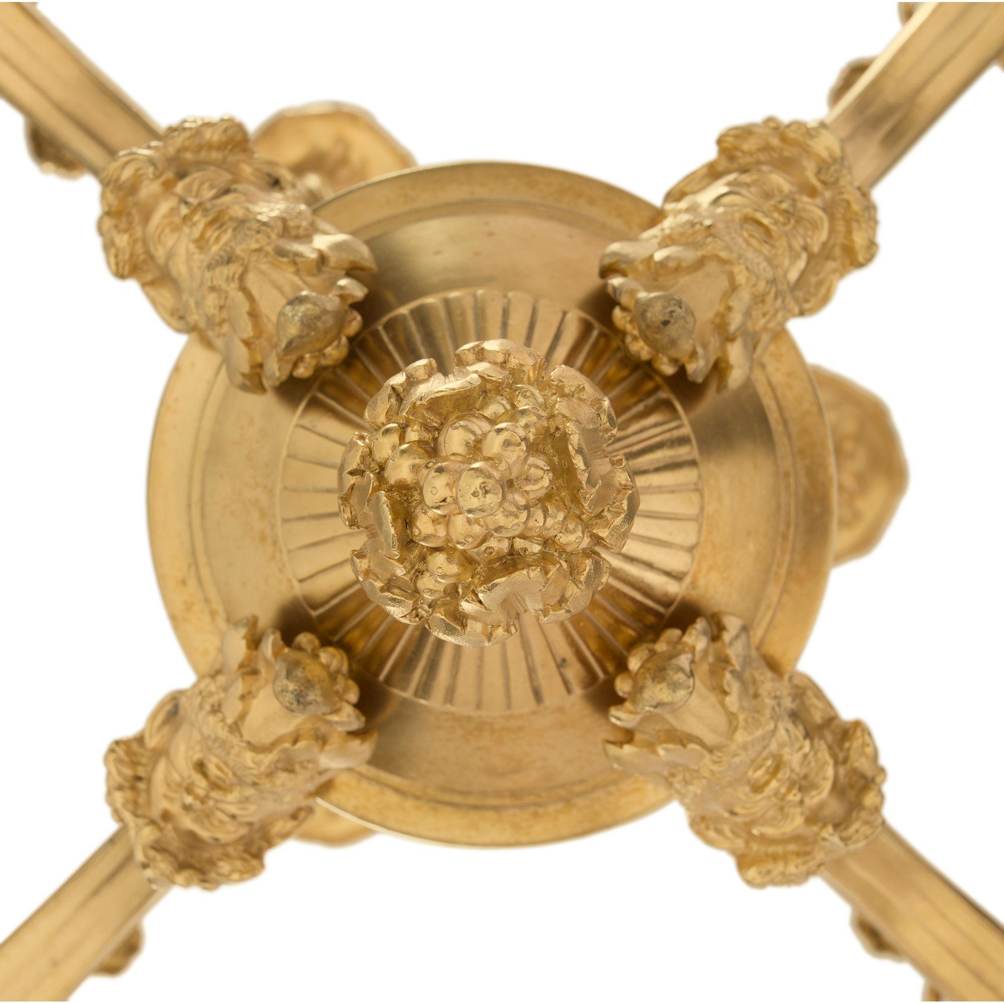 Kronleuchter aus Goldbronze und versilberter Bronze im Louis-XVI-Stil des 19. Jahrhunderts im Angebot 3