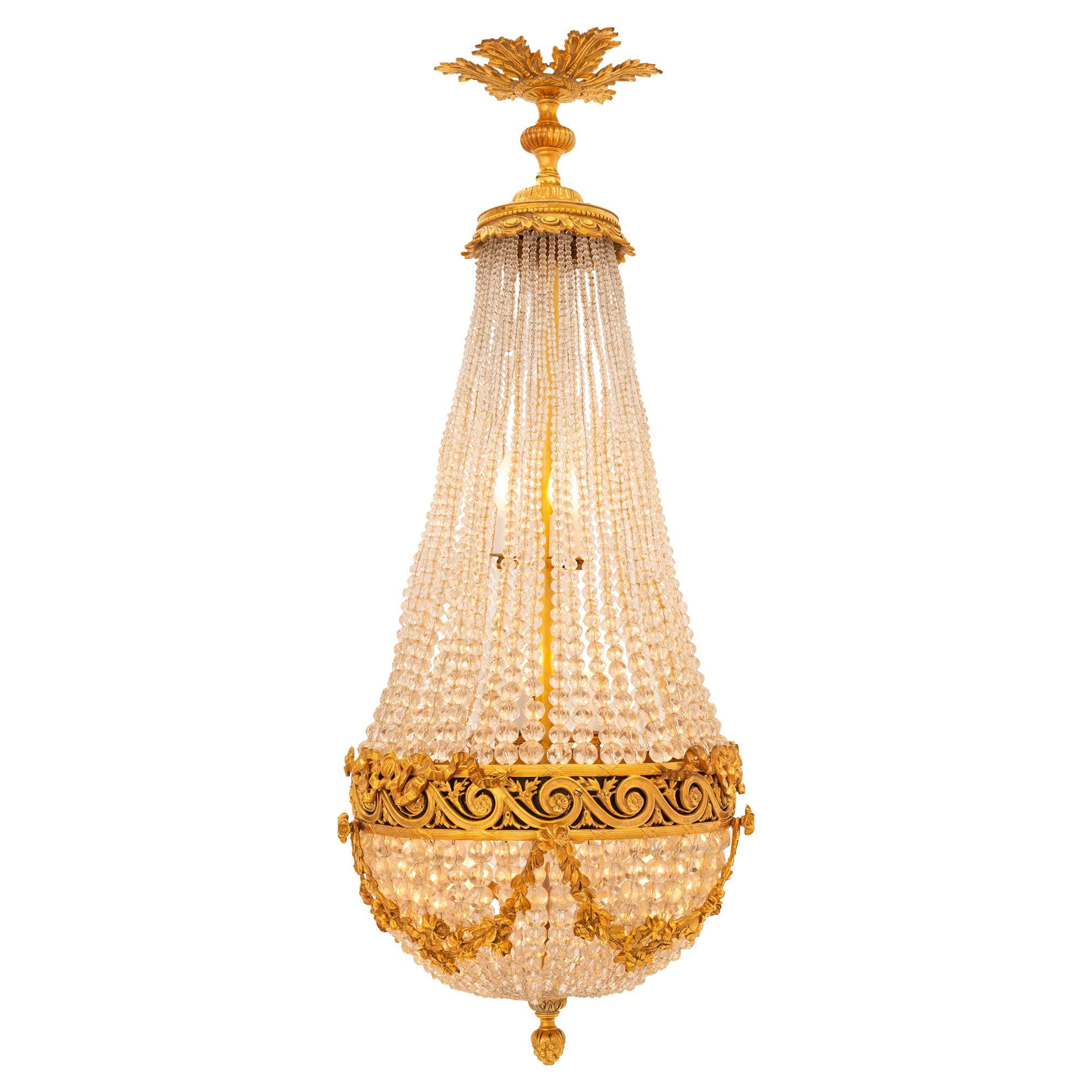 Lustre français du XIXe siècle de style Louis XVI en bronze, bronze doré et cristal