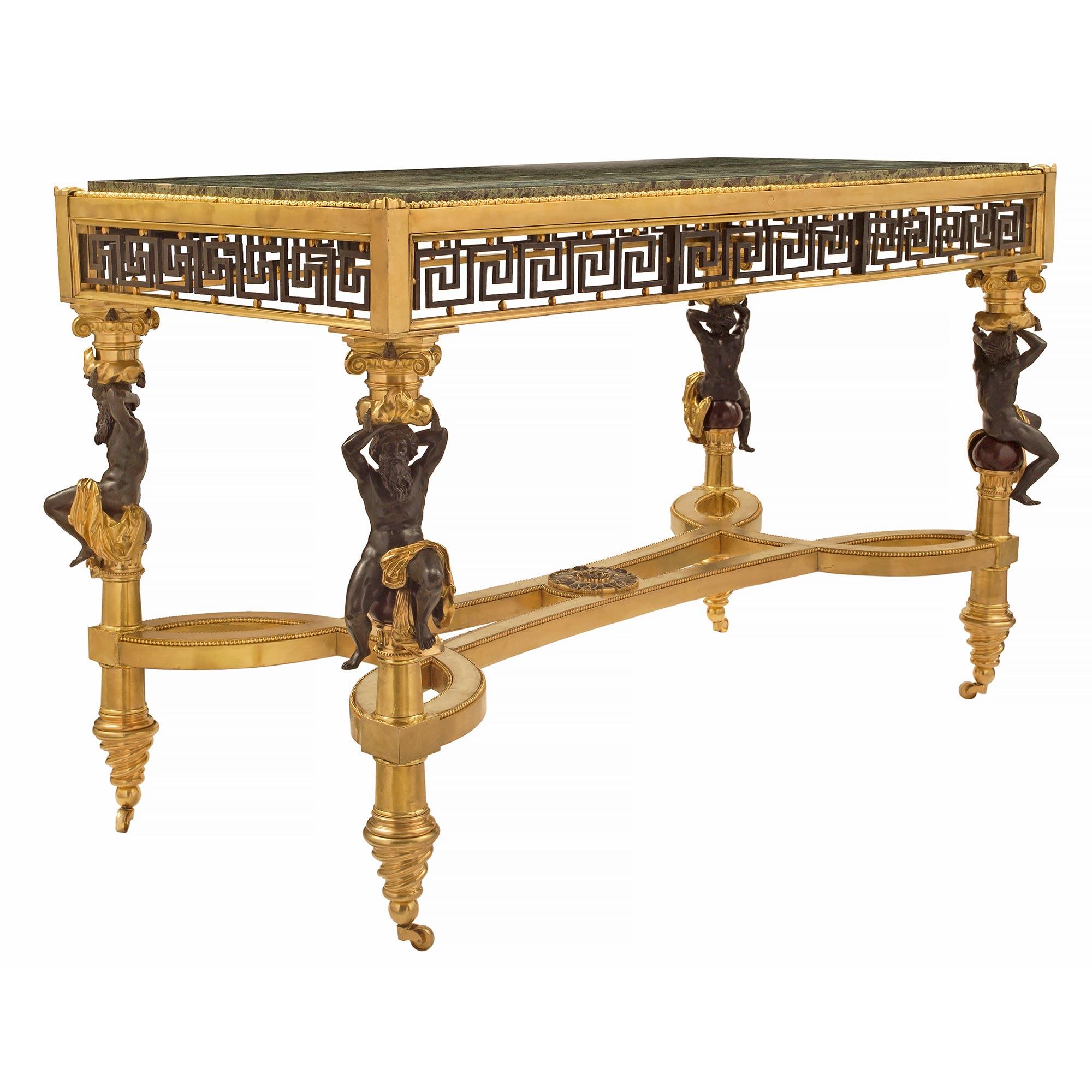 Français Table centrale française du 19e siècle de style Louis XVI en bronze, bronze doré et marbre en vente