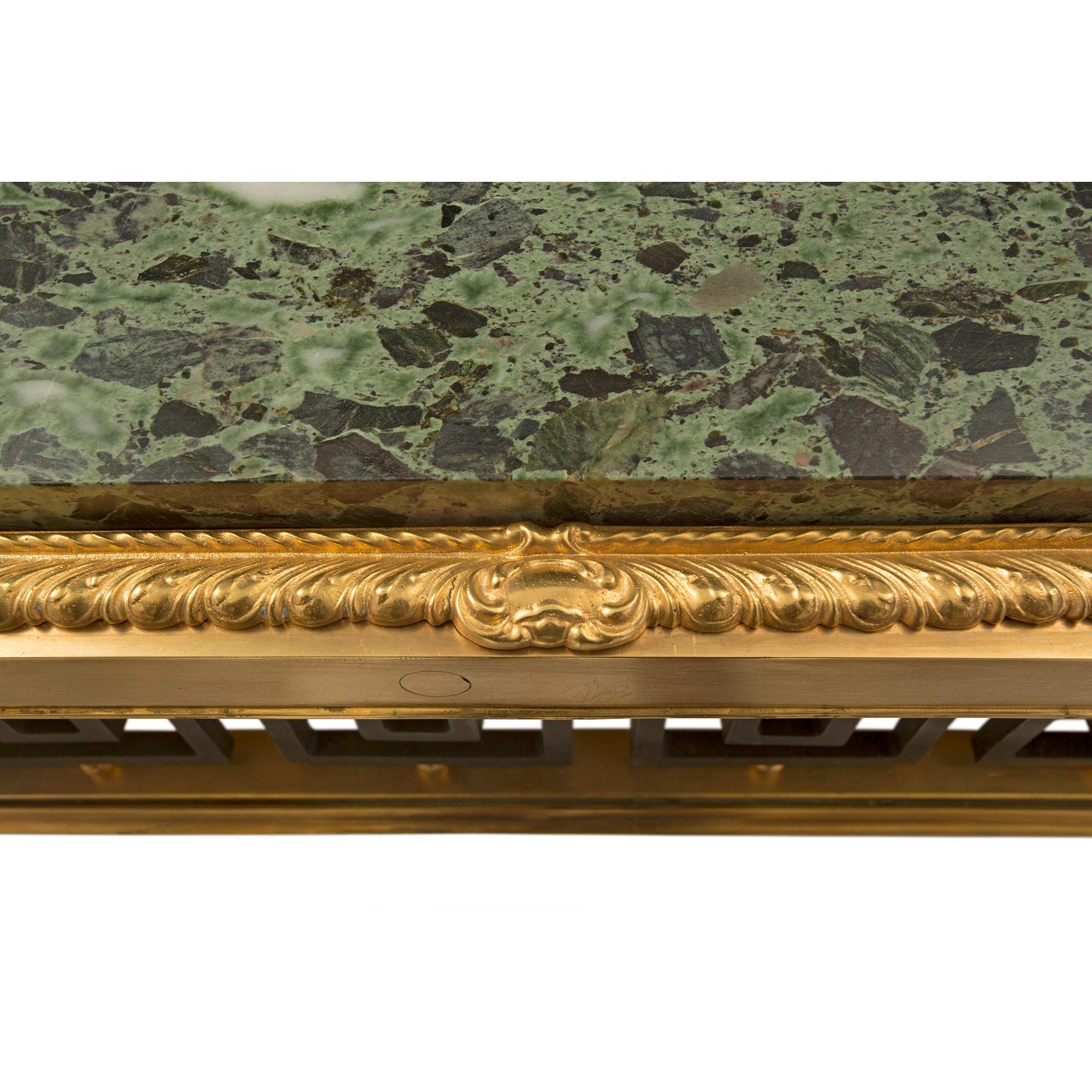 Table centrale française du 19e siècle de style Louis XVI en bronze, bronze doré et marbre Bon état - En vente à West Palm Beach, FL