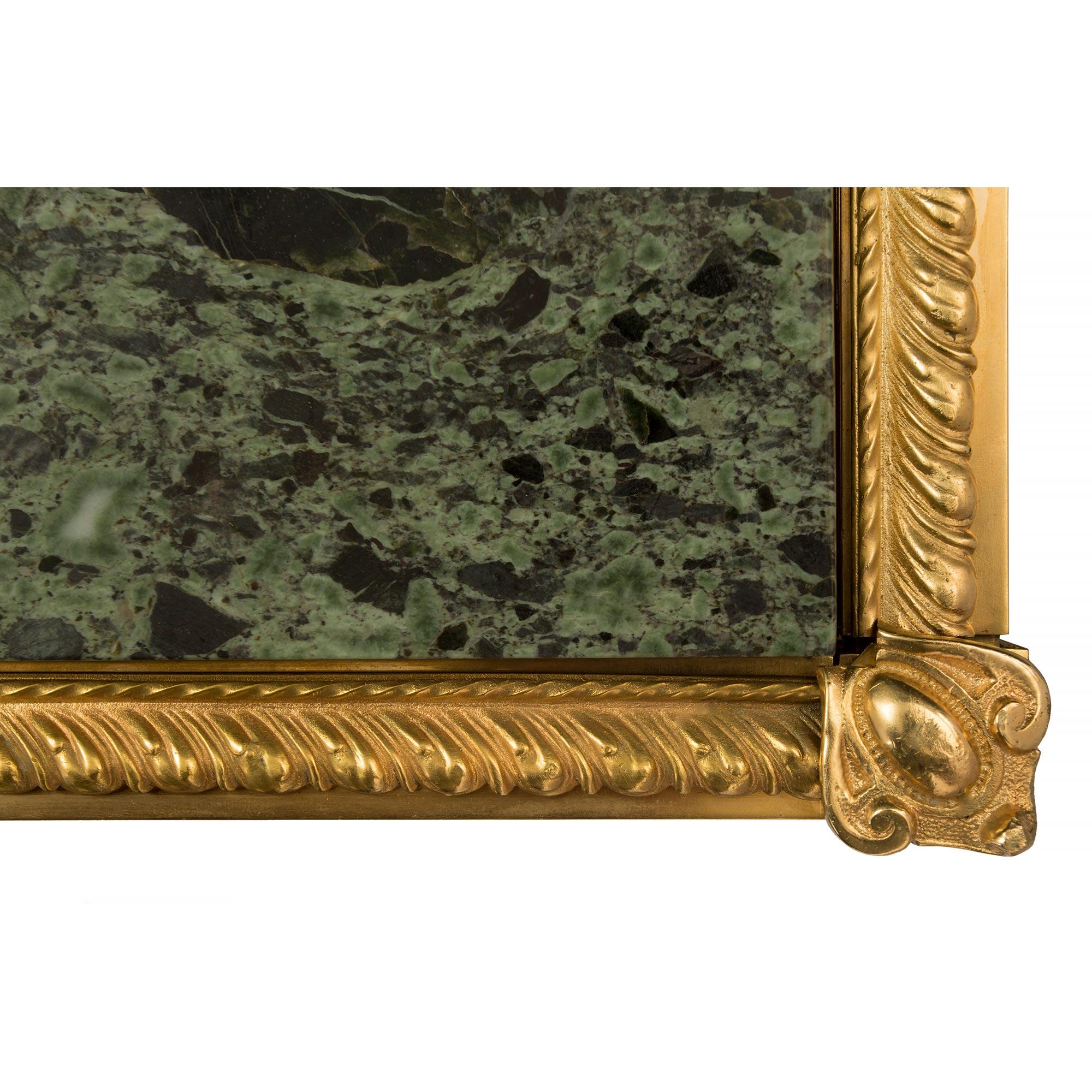 XIXe siècle Table centrale française du 19e siècle de style Louis XVI en bronze, bronze doré et marbre en vente