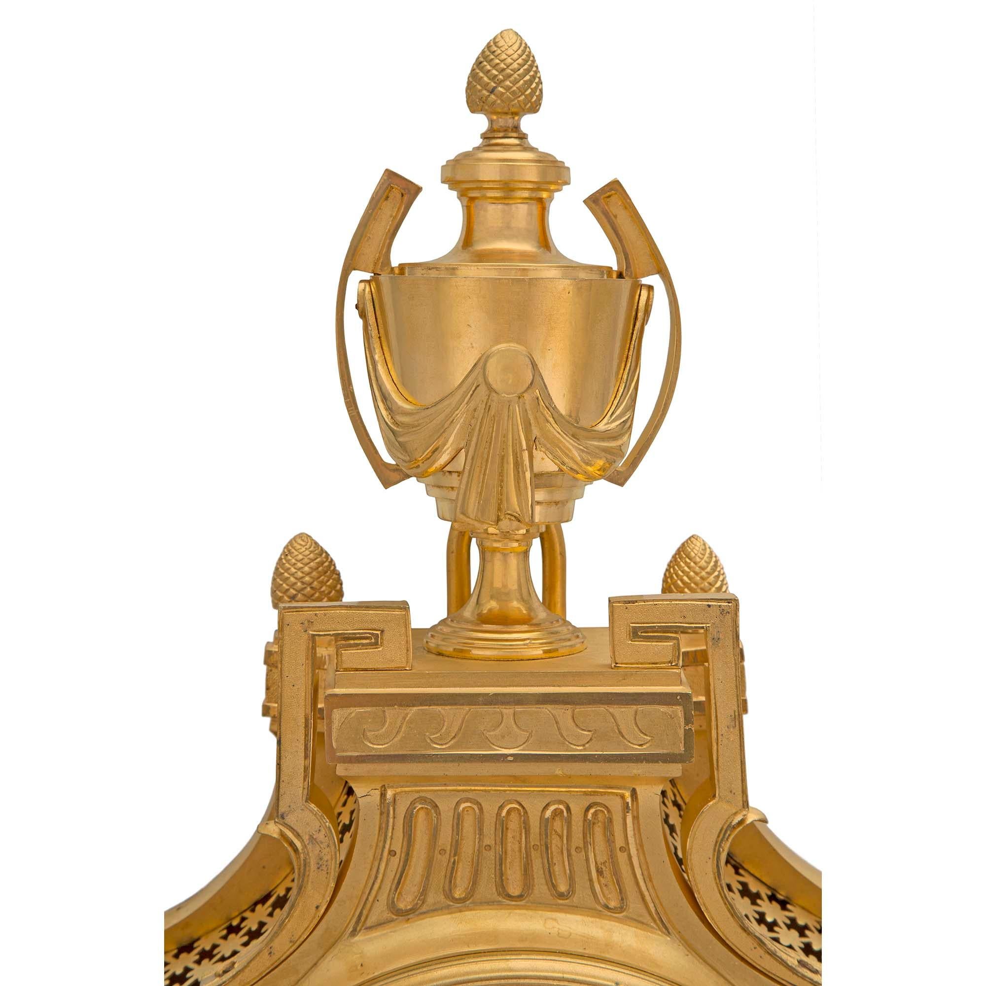 Français Pendule de cheminée française du XIXe siècle de style Louis XVI en bronze doré, par L. Marchand en vente