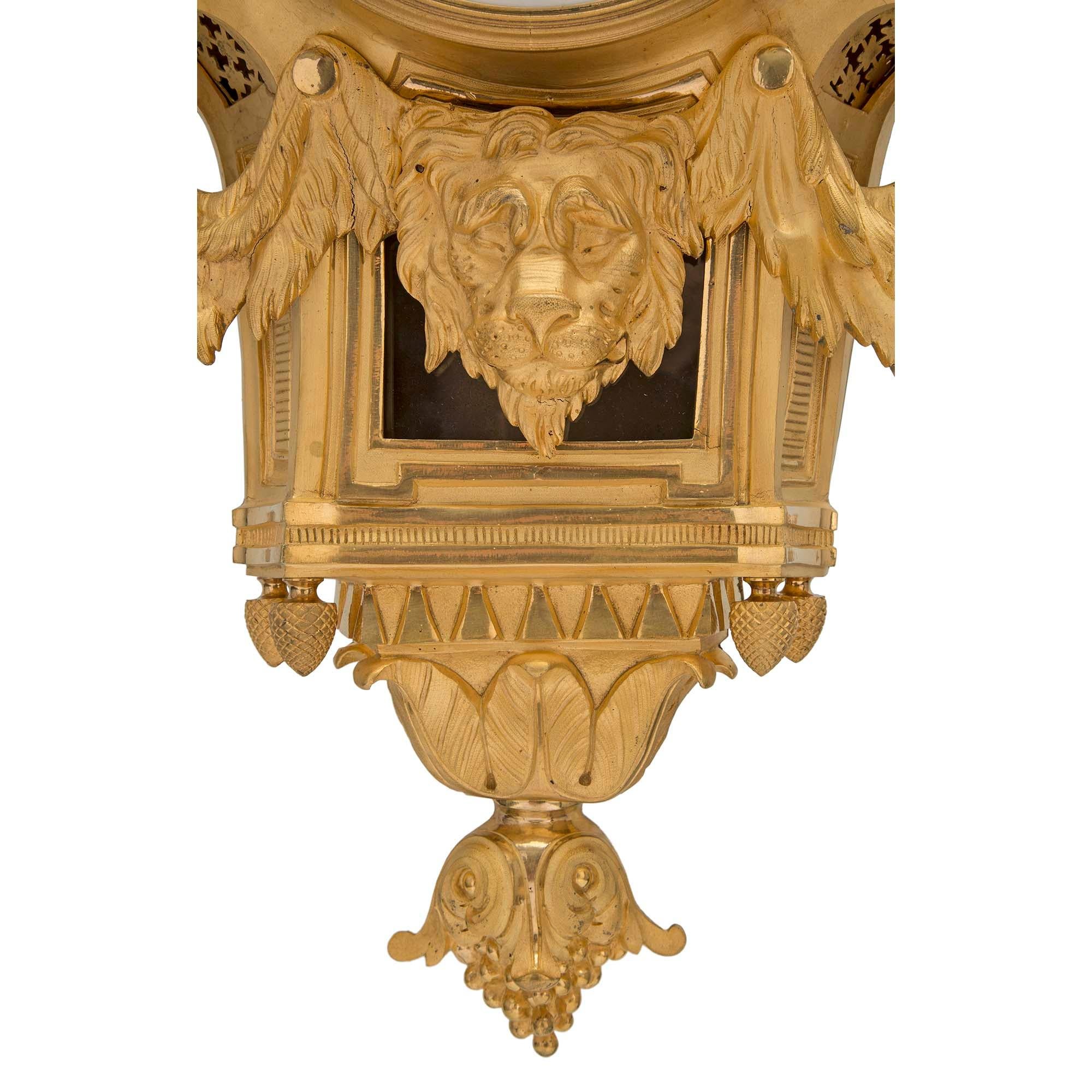 Pendule de cheminée française du XIXe siècle de style Louis XVI en bronze doré, par L. Marchand en vente 1
