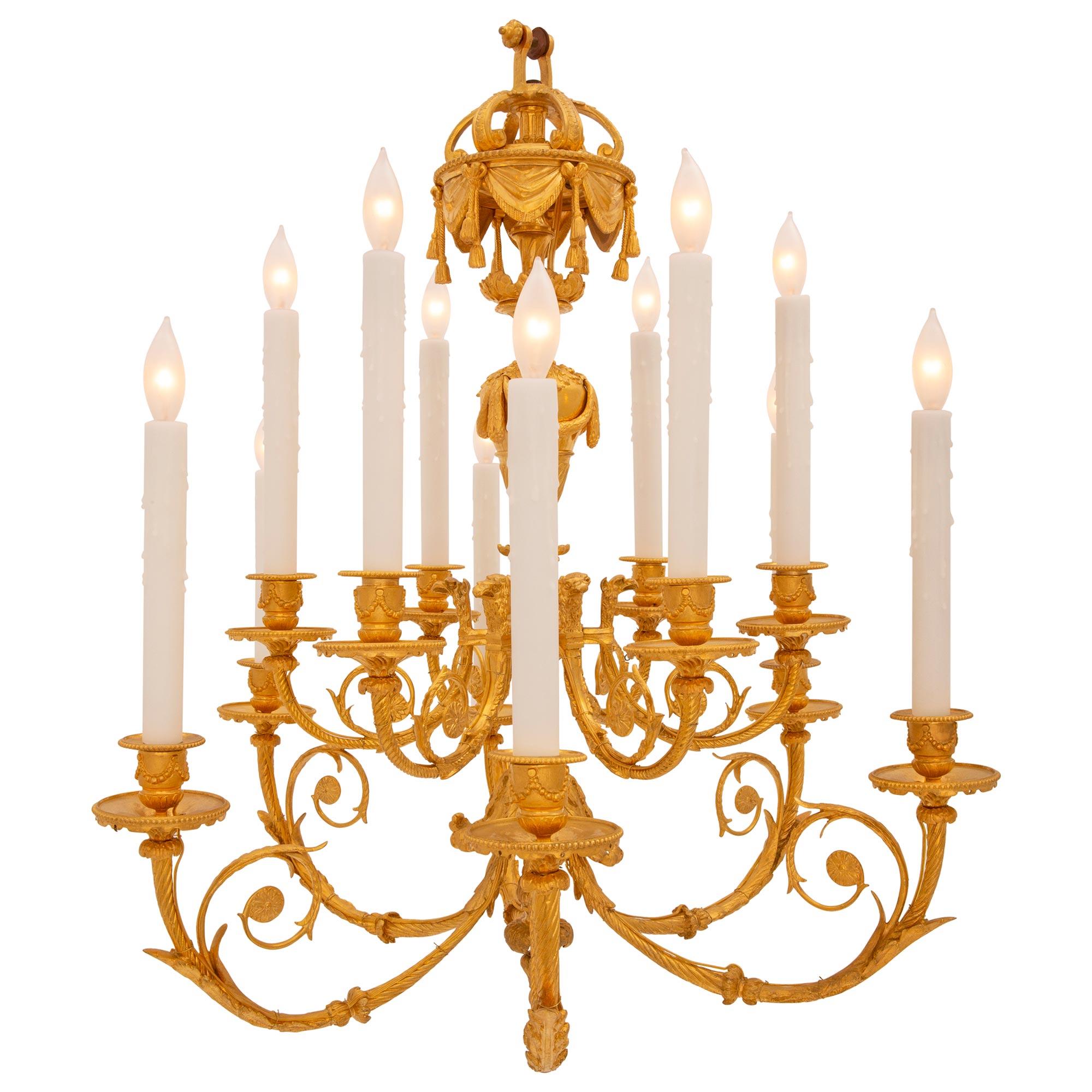 Un elegante lampadario in ormolo francese del XIX secolo Luigi XVI, di altissima qualità. Il lampadario a dodici bracci è centrato da un grazioso finale inferiore a fogliame sotto il fut centrale ornato da foglie d'acanto riccamente cesellate. I