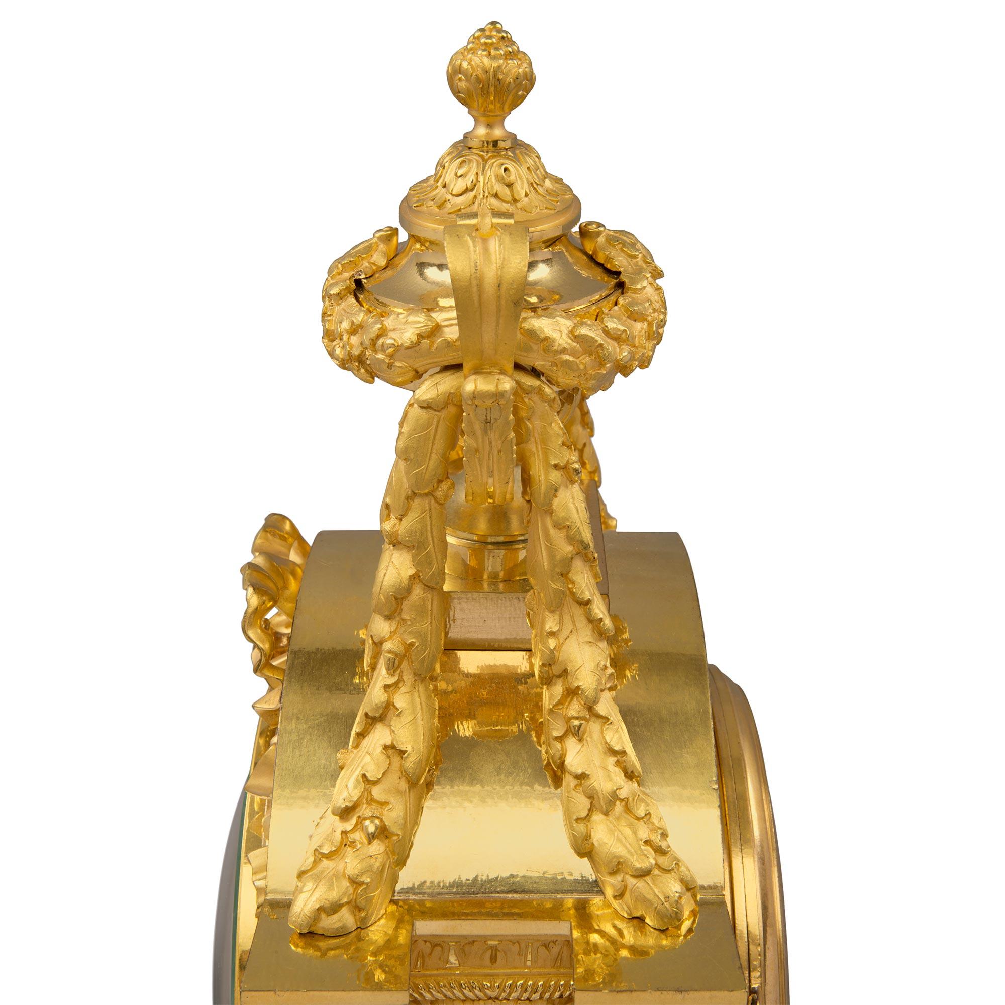 Ormolu-Uhr im Louis-XVI-Stil des 19. Jahrhunderts, signiert von Denière (Goldbronze) im Angebot