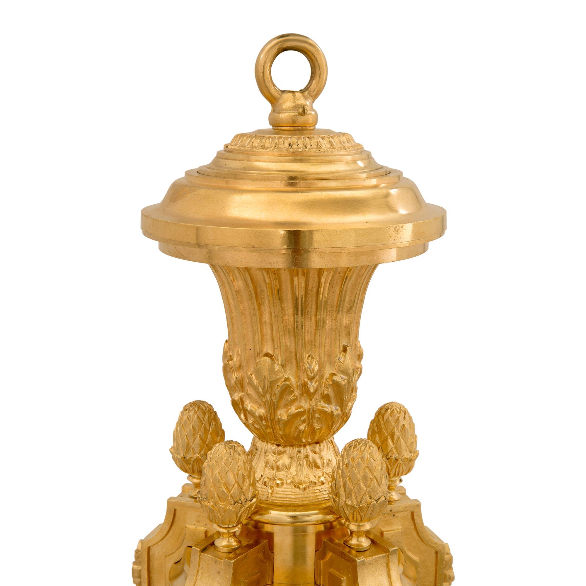 Fünfarmiger Goldbronze-Kronleuchter im Louis-XVI.-Stil des 19. Jahrhunderts (Louis XVI.) im Angebot