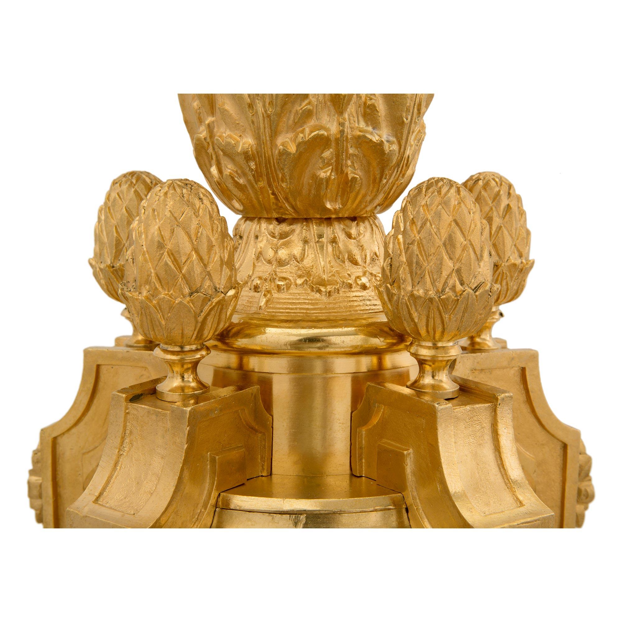 Fünfarmiger Goldbronze-Kronleuchter im Louis-XVI.-Stil des 19. Jahrhunderts (Französisch) im Angebot