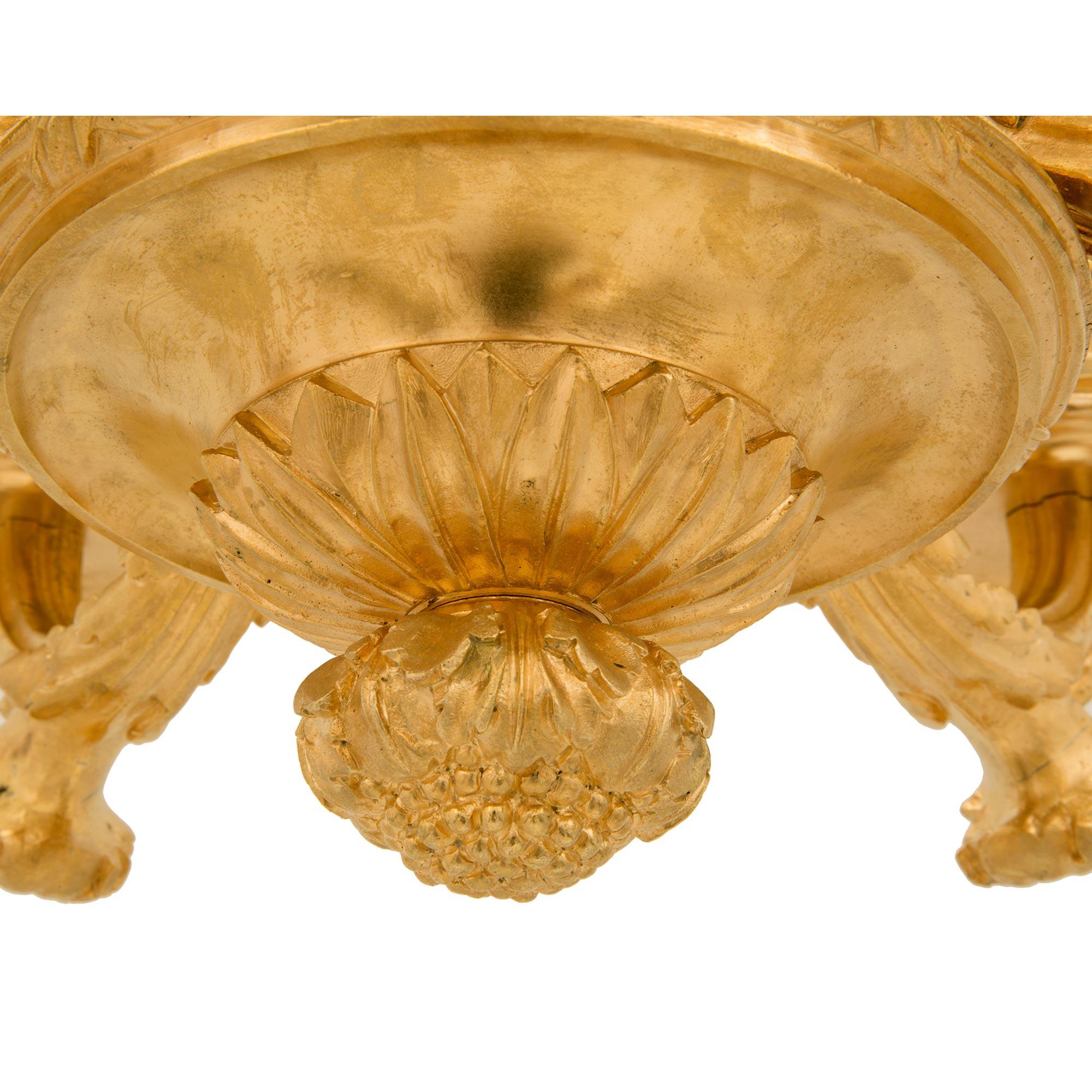 Fünfarmiger Goldbronze-Kronleuchter im Louis-XVI.-Stil des 19. Jahrhunderts im Angebot 1