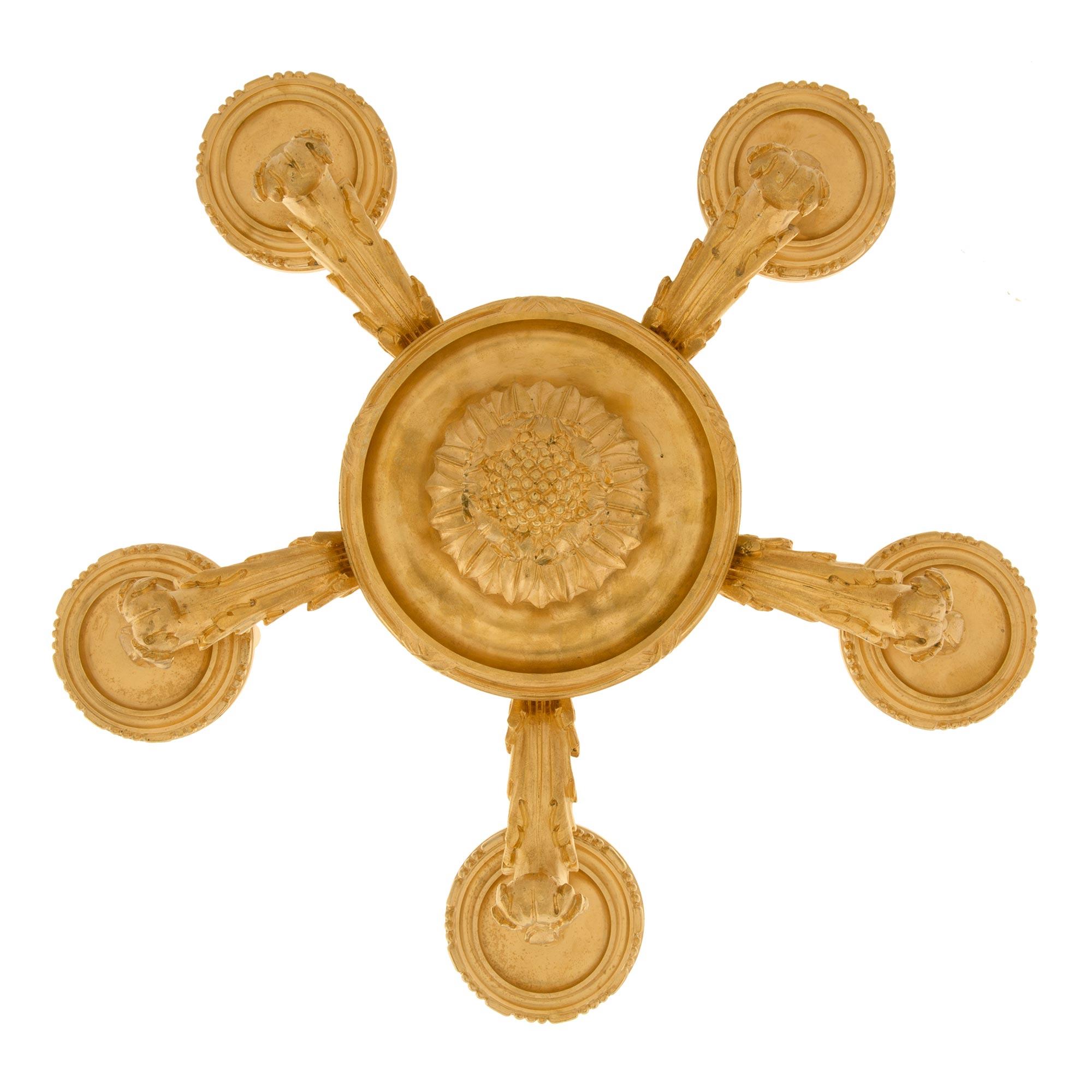 Fünfarmiger Goldbronze-Kronleuchter im Louis-XVI.-Stil des 19. Jahrhunderts im Angebot 2