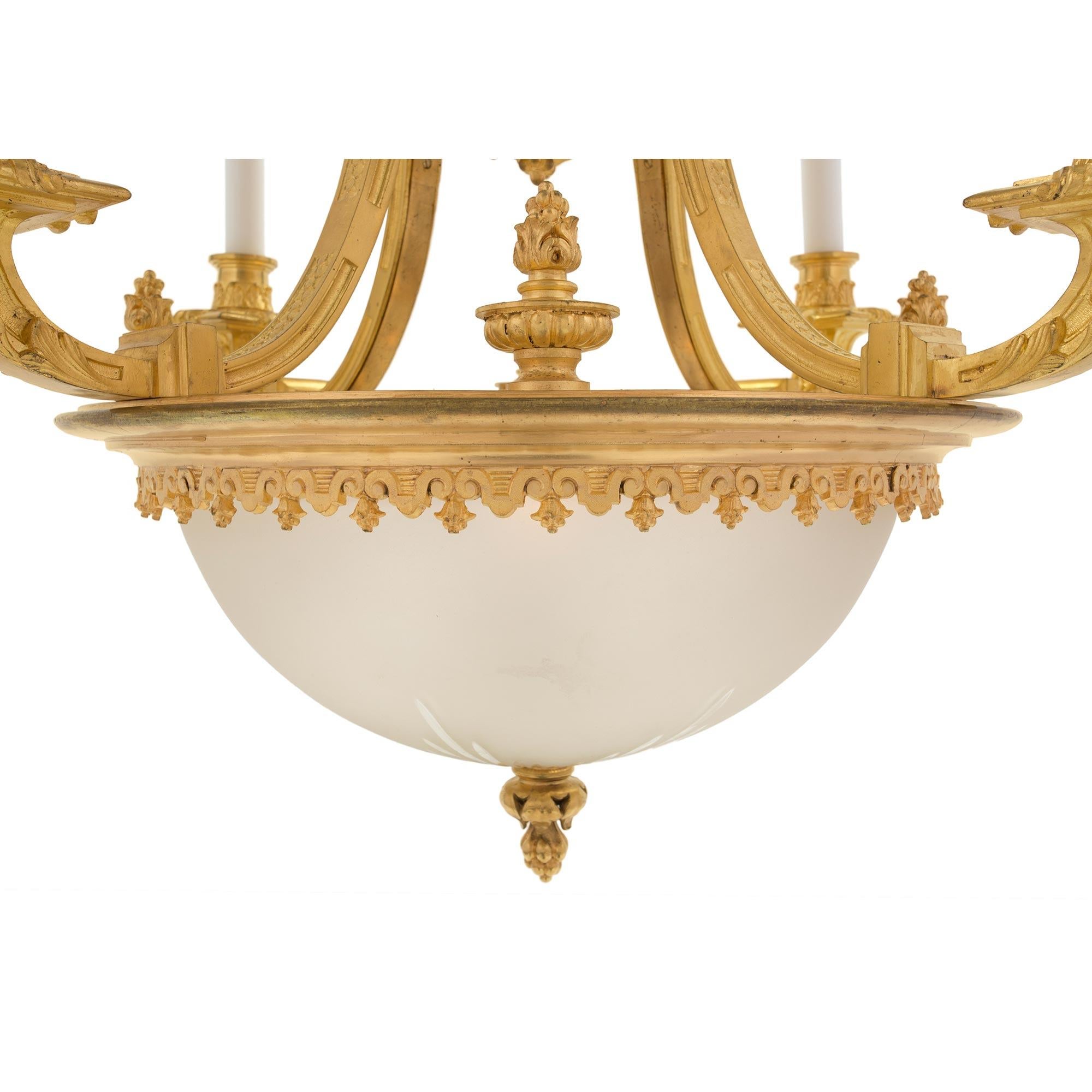 Lampadario francese del XIX secolo in stile Luigi XVI a quattro bracci e otto luci in ormolu in vendita 3