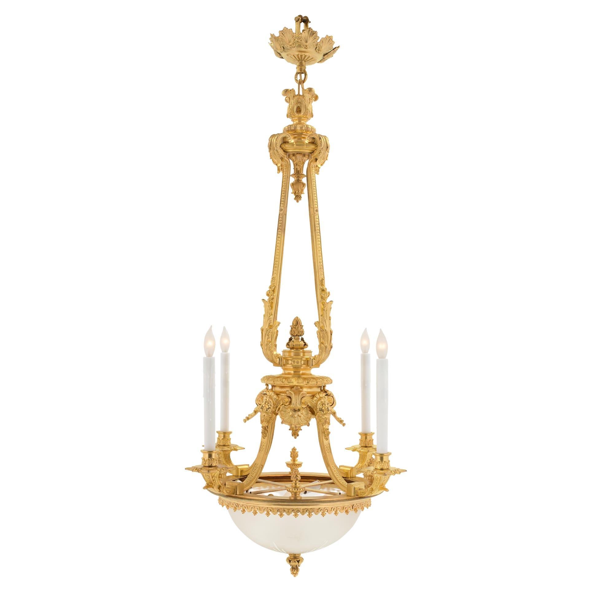 Vierarmiger, achtflammiger Goldbronze-Kronleuchter im Louis-XVI.-Stil des 19. Jahrhunderts